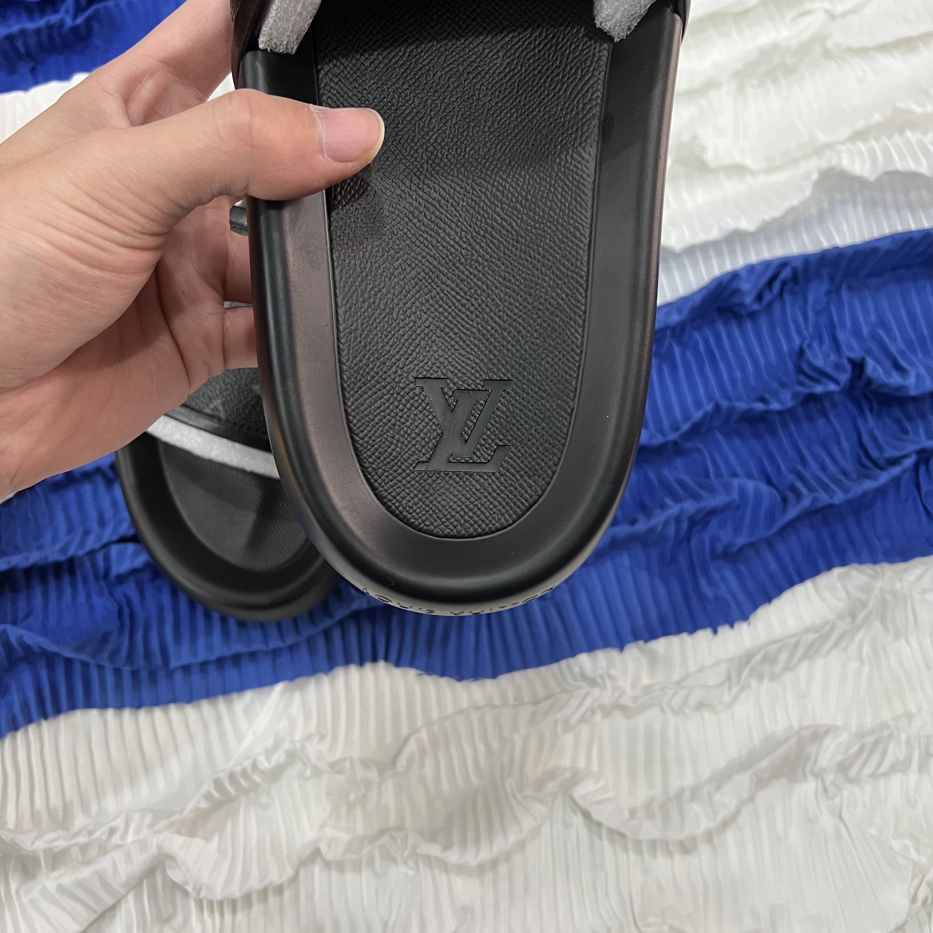 LV Waterfront slides Black