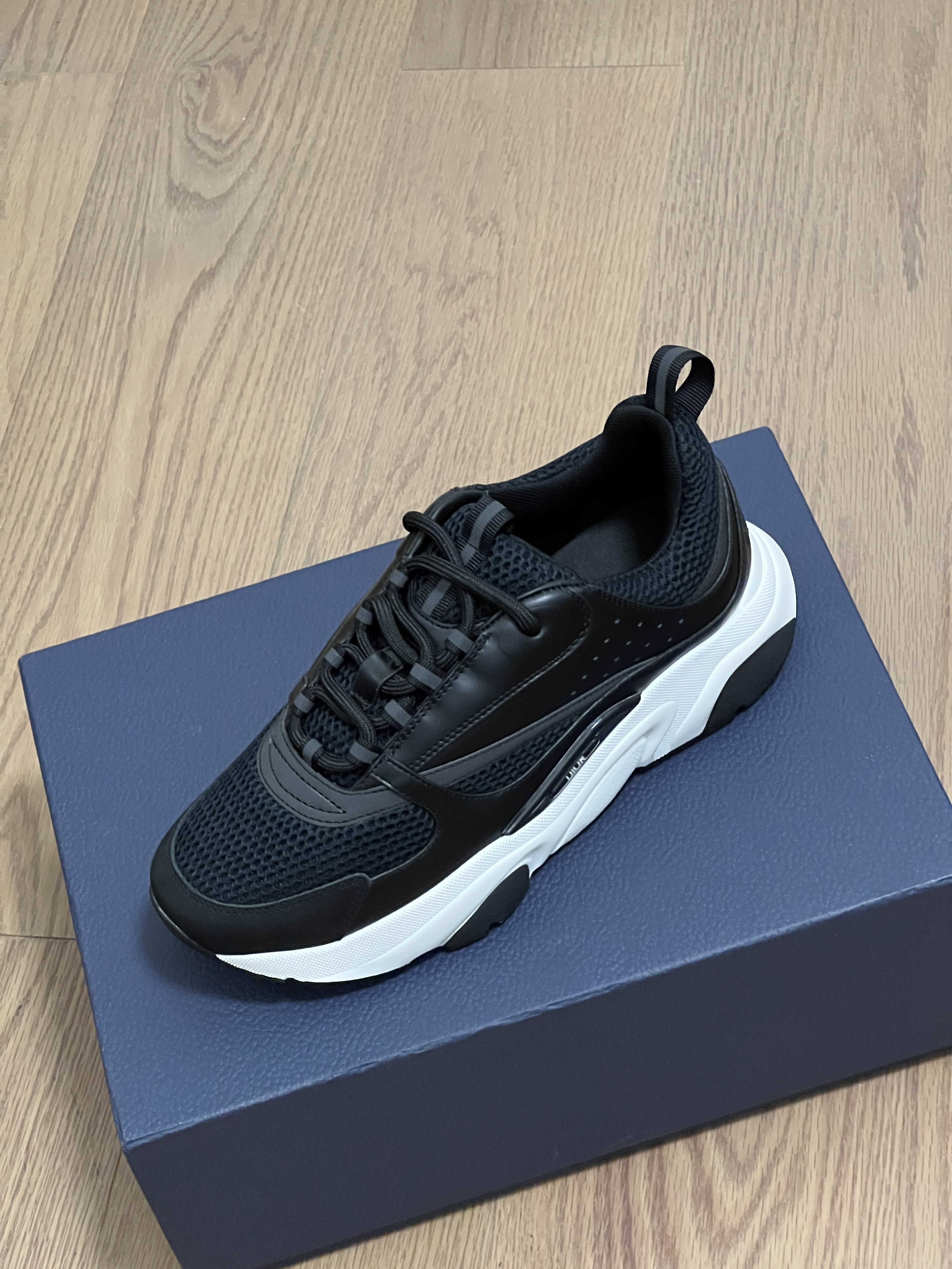 D1or B22 Black White