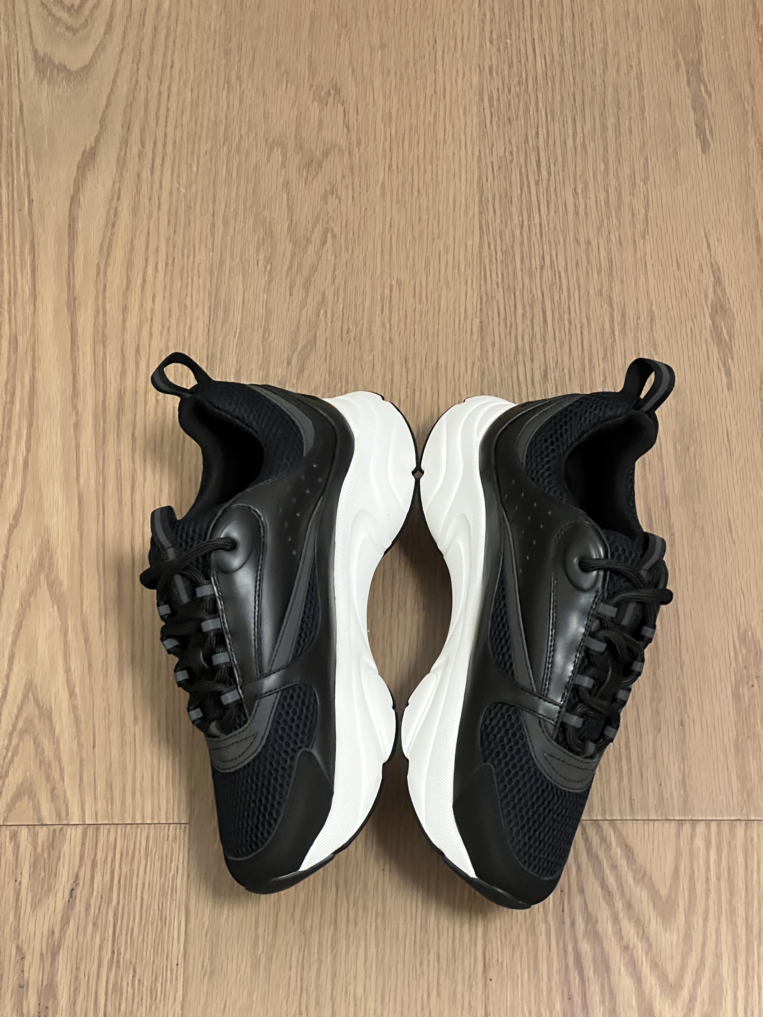 D1or B22 Black White