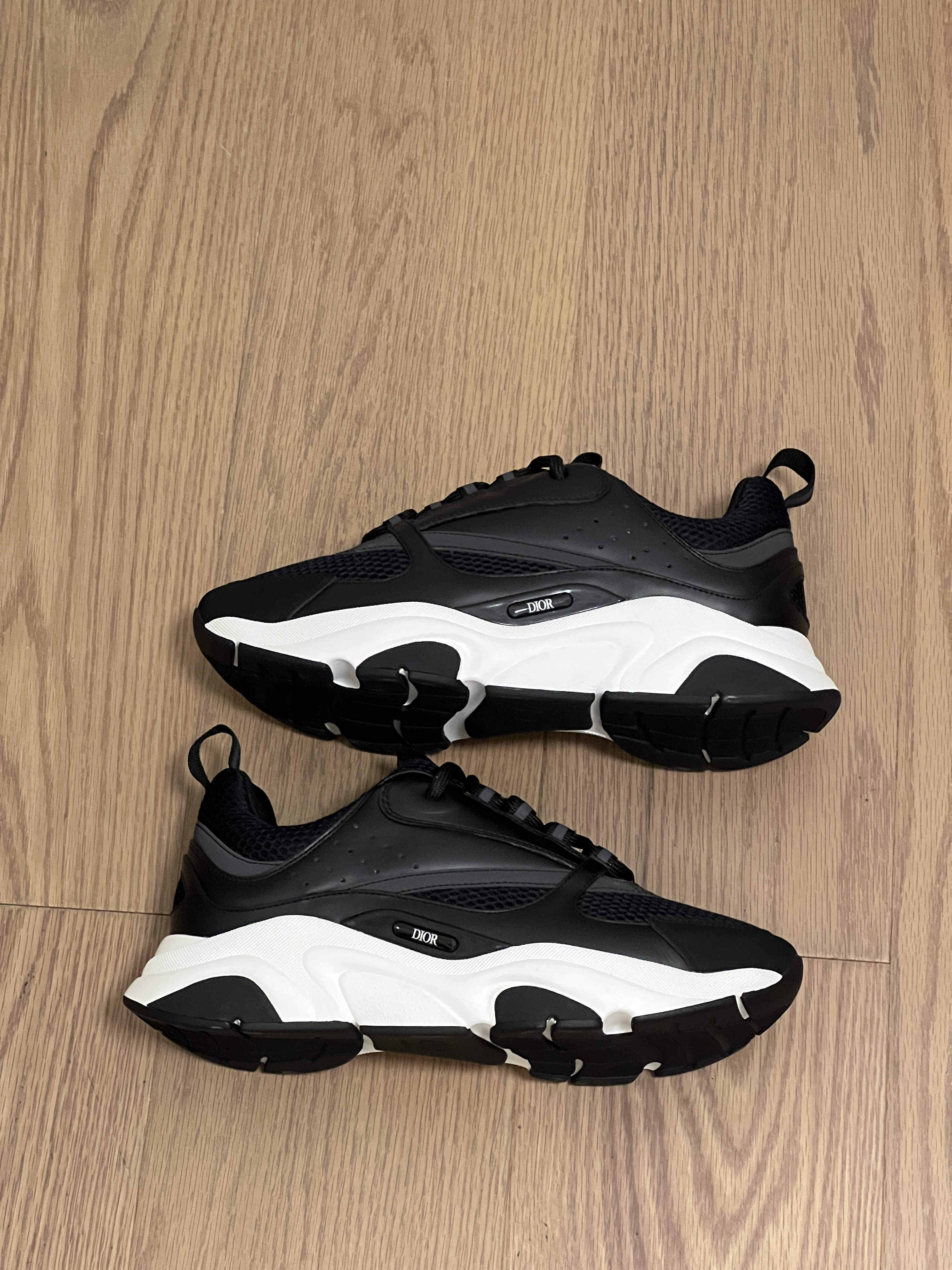 D1or B22 Black White