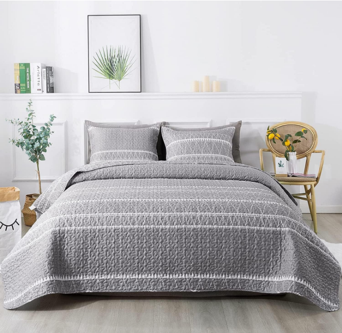 Grey Quilt Set King (106x96 Inch), 3 Pieces(1 Striped Triangle Printed Quilt and 2 Pillowcases), Bohemian Summer Lightweight Reversible Microfiber Bedspread Coverlet Sets