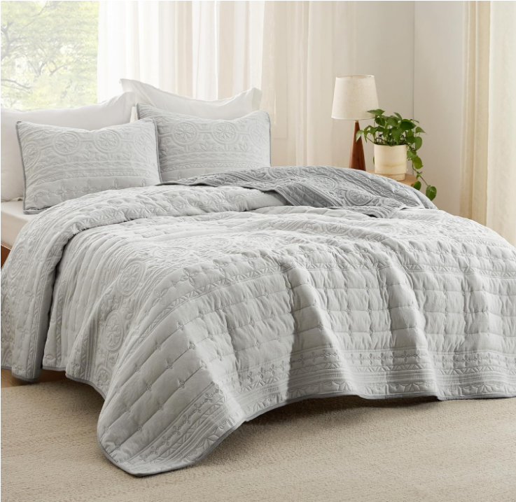 King Quilt Bedding Set - Lightweight Summer Quilt Bed Set, Reversible Light Grey Bedspread Coverlet Scrollwork for All Seasons (Includes 1 Quilt, 2 Pillow Shams)