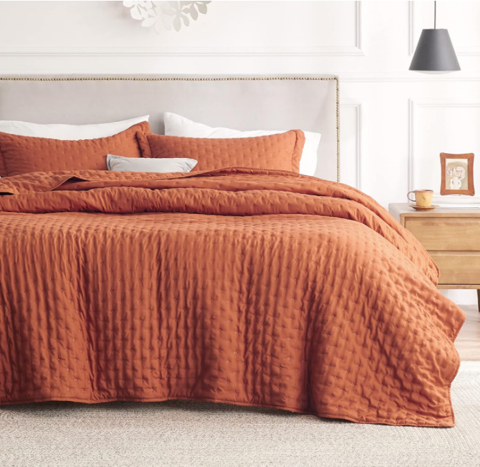 Queen Quilt Bedding Set - Soft Ultrasonic Full/Queen Quilt Set - Clover Bedspread Queen Size - Lightweight Bedding Coverlet for All Seasons (Includes 1 Red Orange Quilt, 2 Pillow Shams)