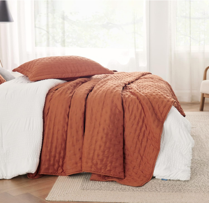 Queen Quilt Bedding Set - Soft Ultrasonic Full/Queen Quilt Set - Clover Bedspread Queen Size - Lightweight Bedding Coverlet for All Seasons (Includes 1 Red Orange Quilt, 2 Pillow Shams)
