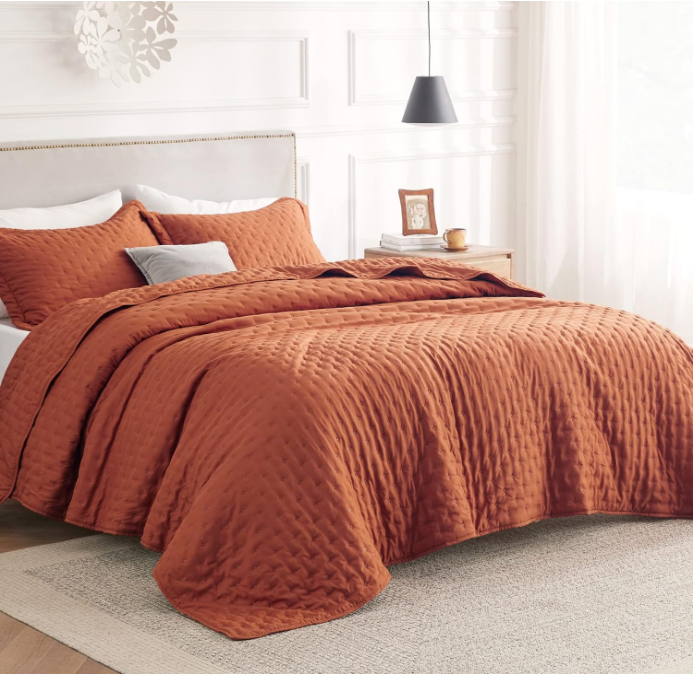 Queen Quilt Bedding Set - Soft Ultrasonic Full/Queen Quilt Set - Clover Bedspread Queen Size - Lightweight Bedding Coverlet for All Seasons (Includes 1 Red Orange Quilt, 2 Pillow Shams)