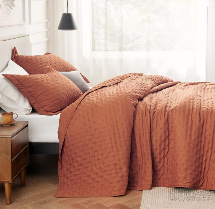 Queen Quilt Bedding Set - Soft Ultrasonic Full/Queen Quilt Set - Clover Bedspread Queen Size - Lightweight Bedding Coverlet for All Seasons (Includes 1 Red Orange Quilt, 2 Pillow Shams)