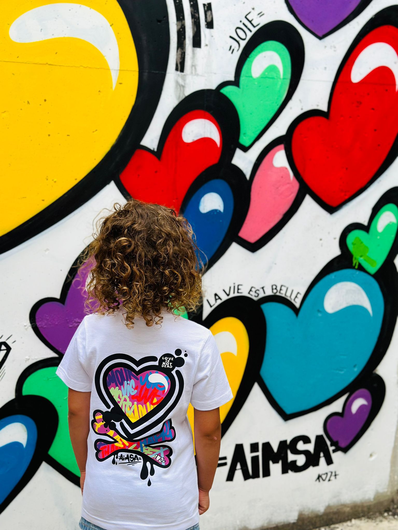 T-shirt - " Love is not Dead "