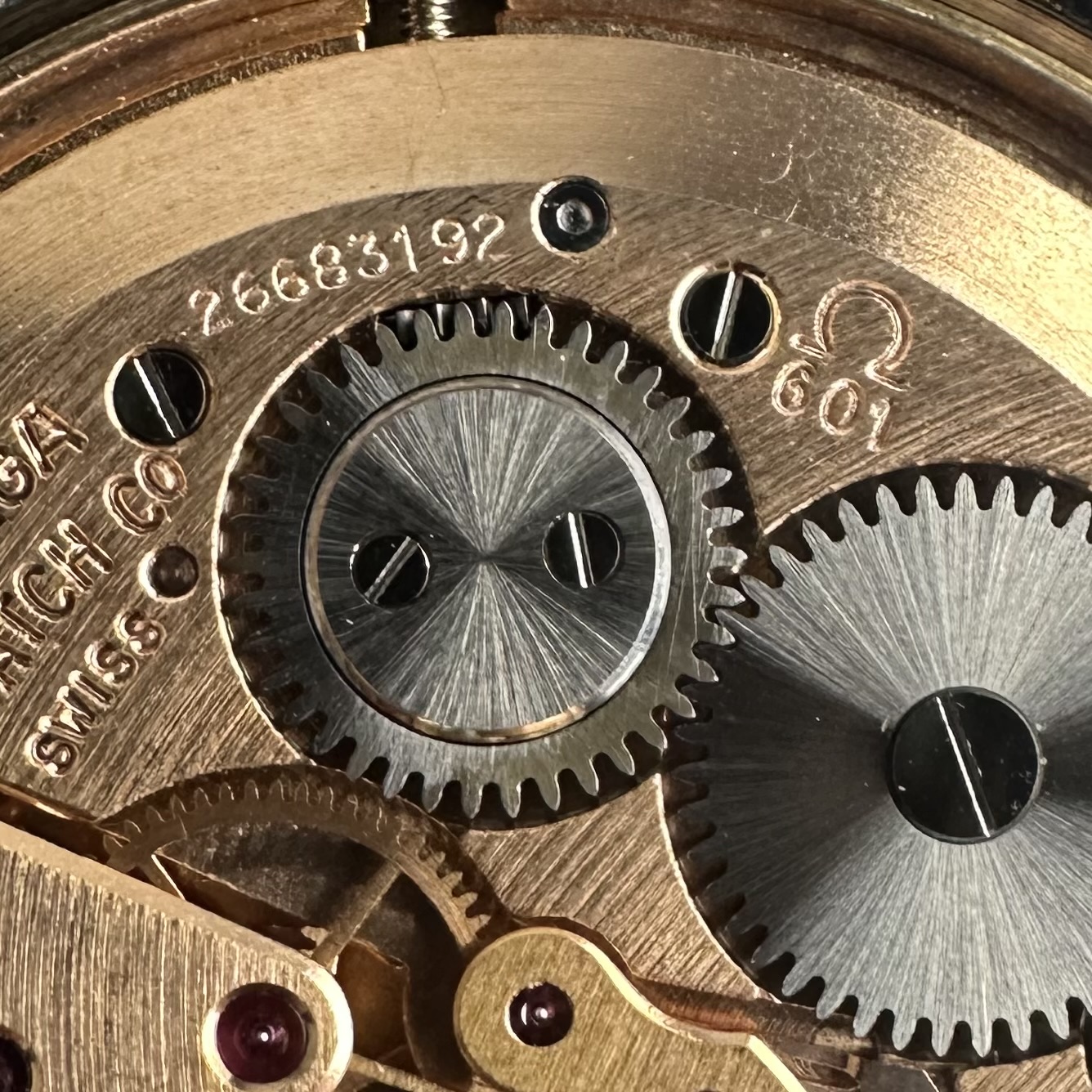 Vintage Omega Genève Manual Wind Silver Sunburst dial 135.041 - 34,5mm - 1968