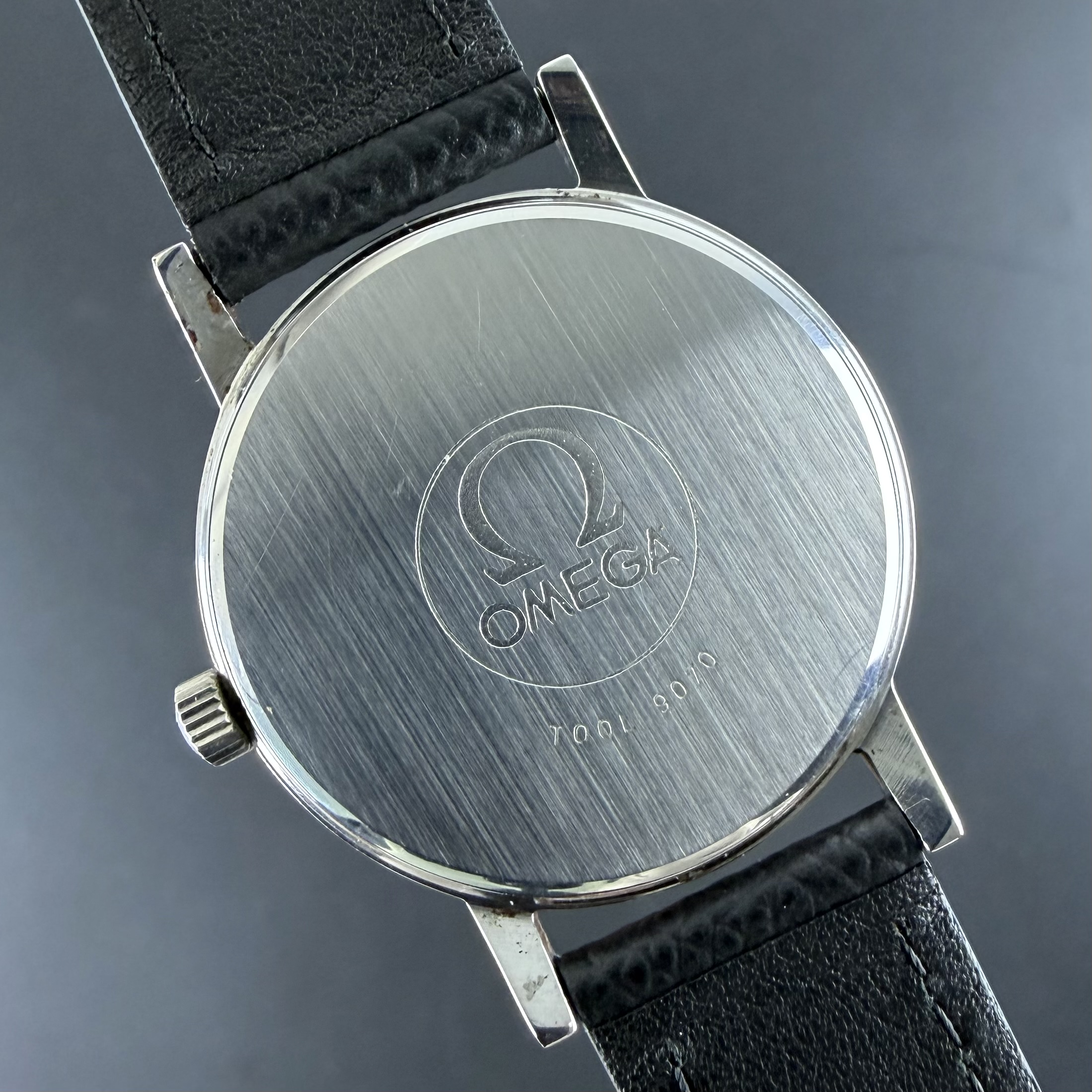 Vintage Omega Genève Silver Sunburst Manual Wind 136.0104 - 35mm - 1975