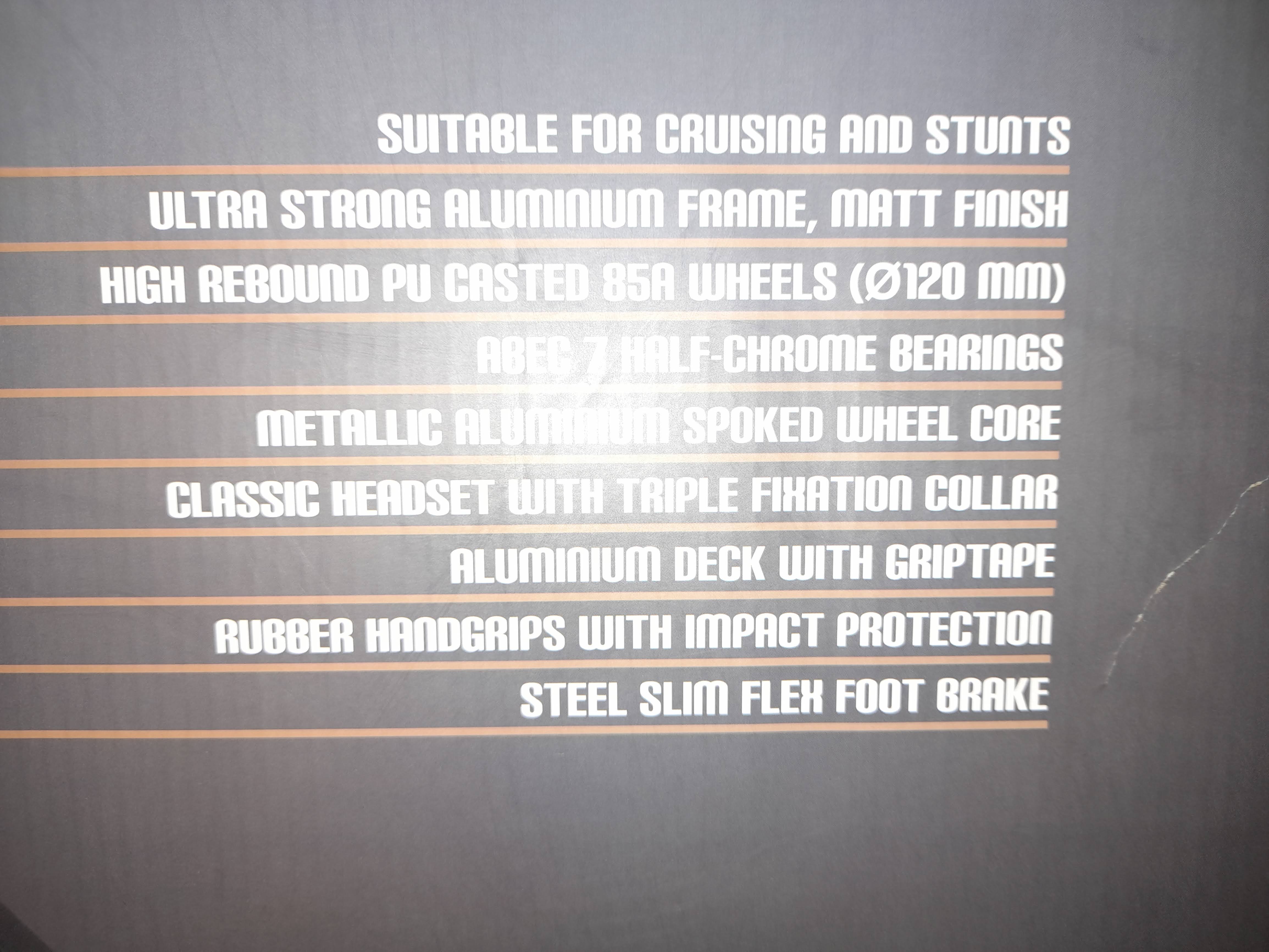 Black Dragon kaskadininkų paspirtukas.