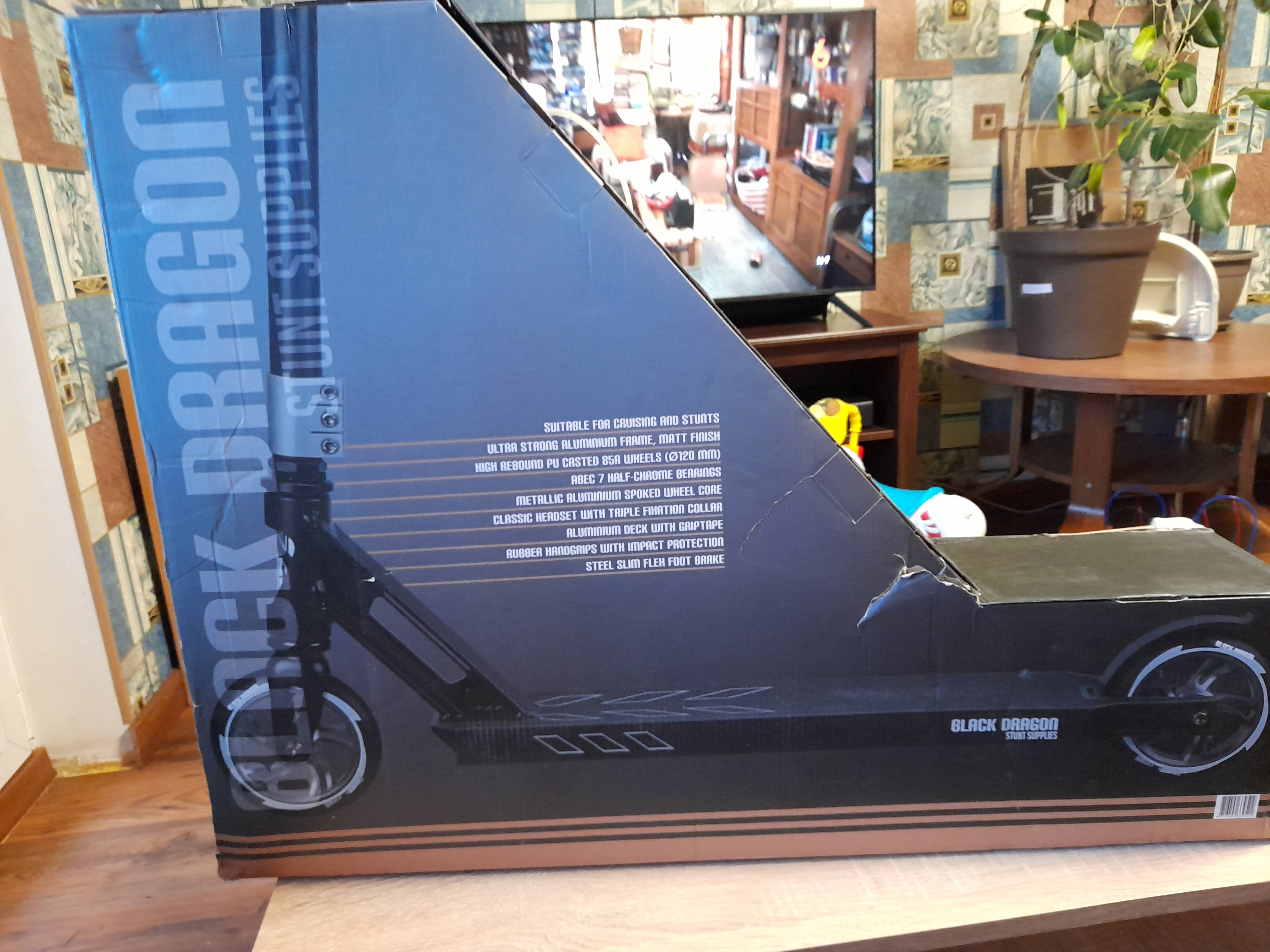 Black Dragon kaskadininkų paspirtukas.