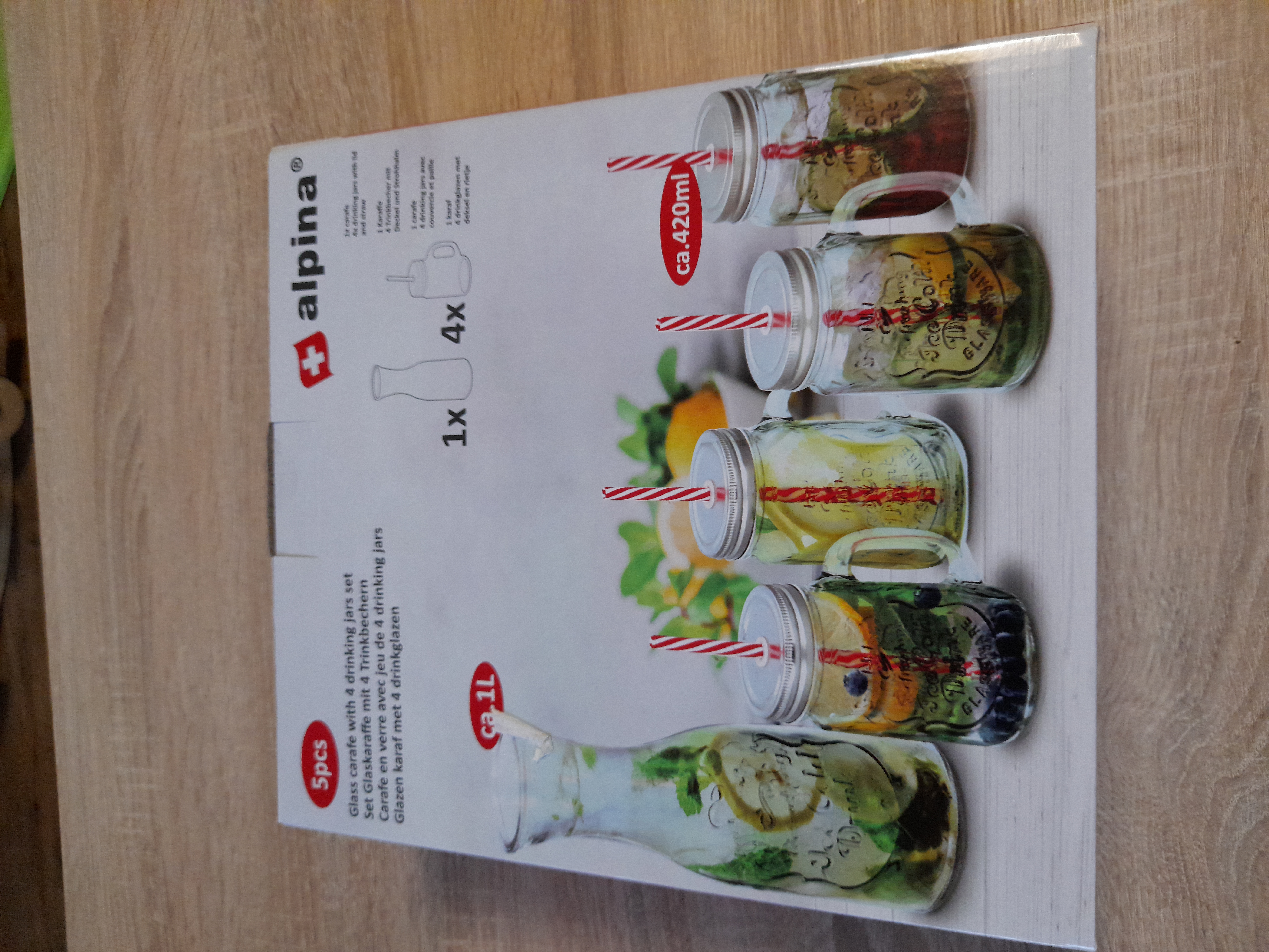 Alpina grafinas (1l) su 4 gėrimo puodeliais,420 ml stiklinės su dangteliu ir šiaudeliu.