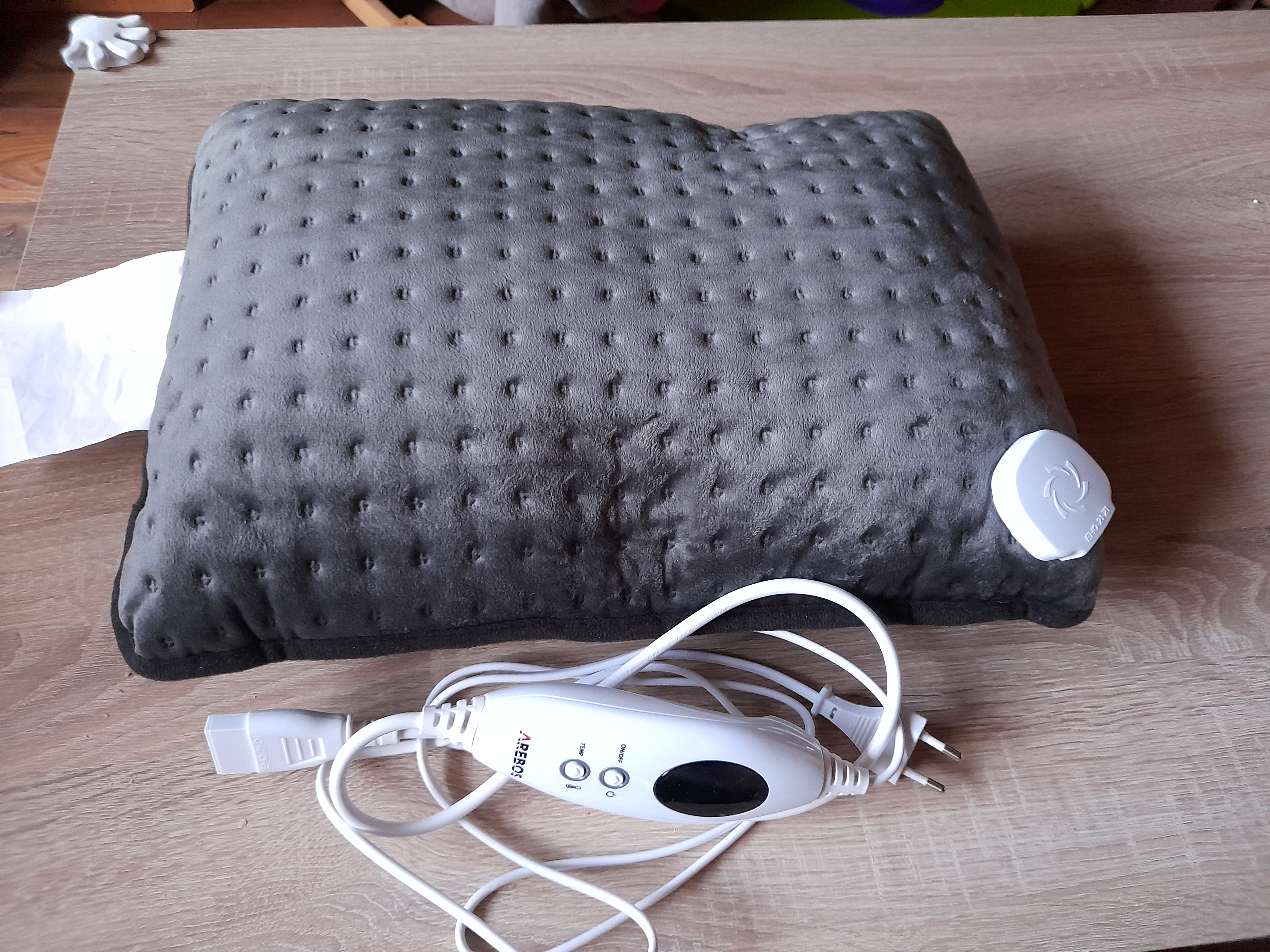 Arebos kūno šildymo padas – raminanti šiluma kaklui, pečiams, nugarai ir skrandžiui.