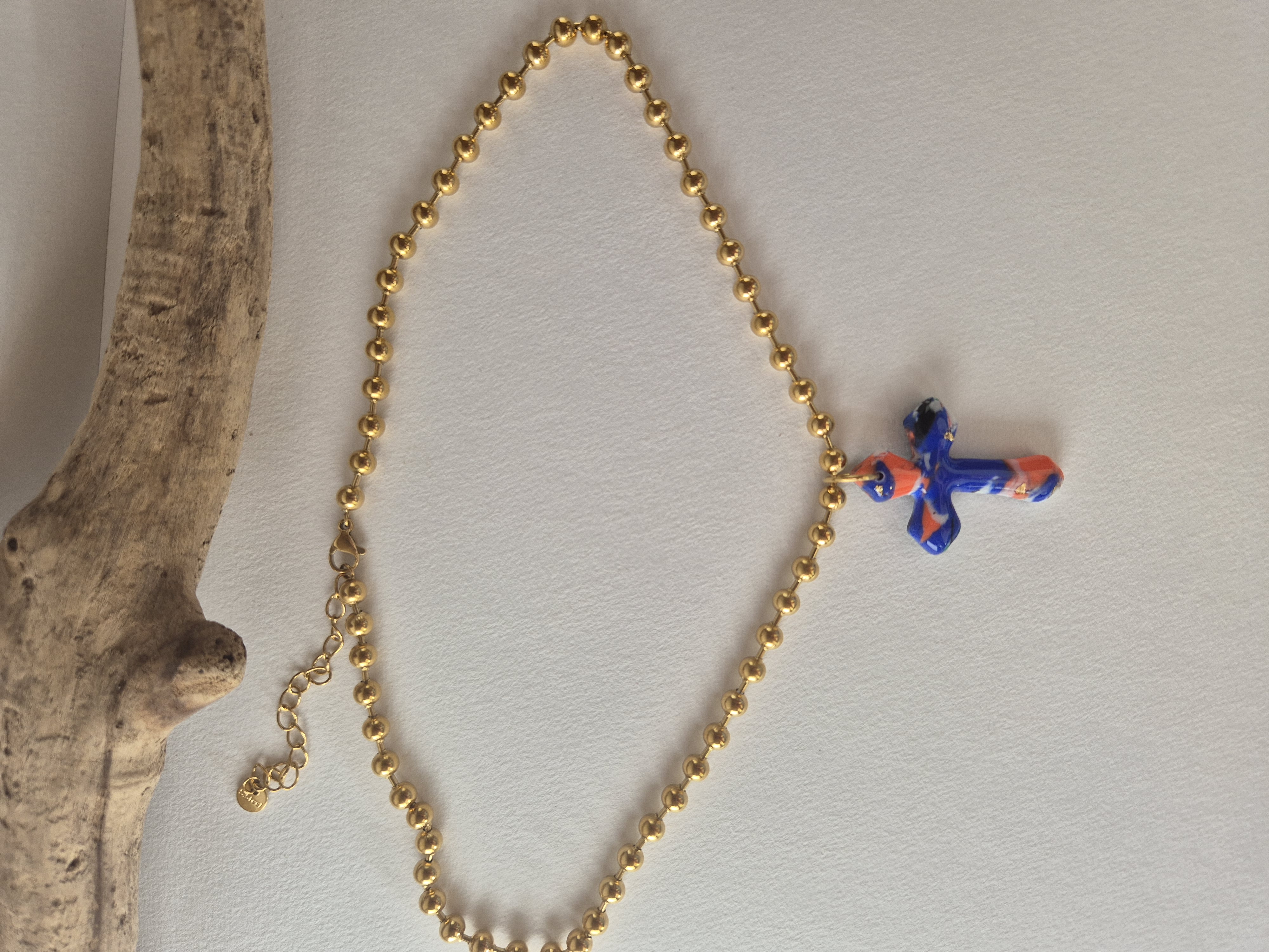 Collier doré avec pendentif croix