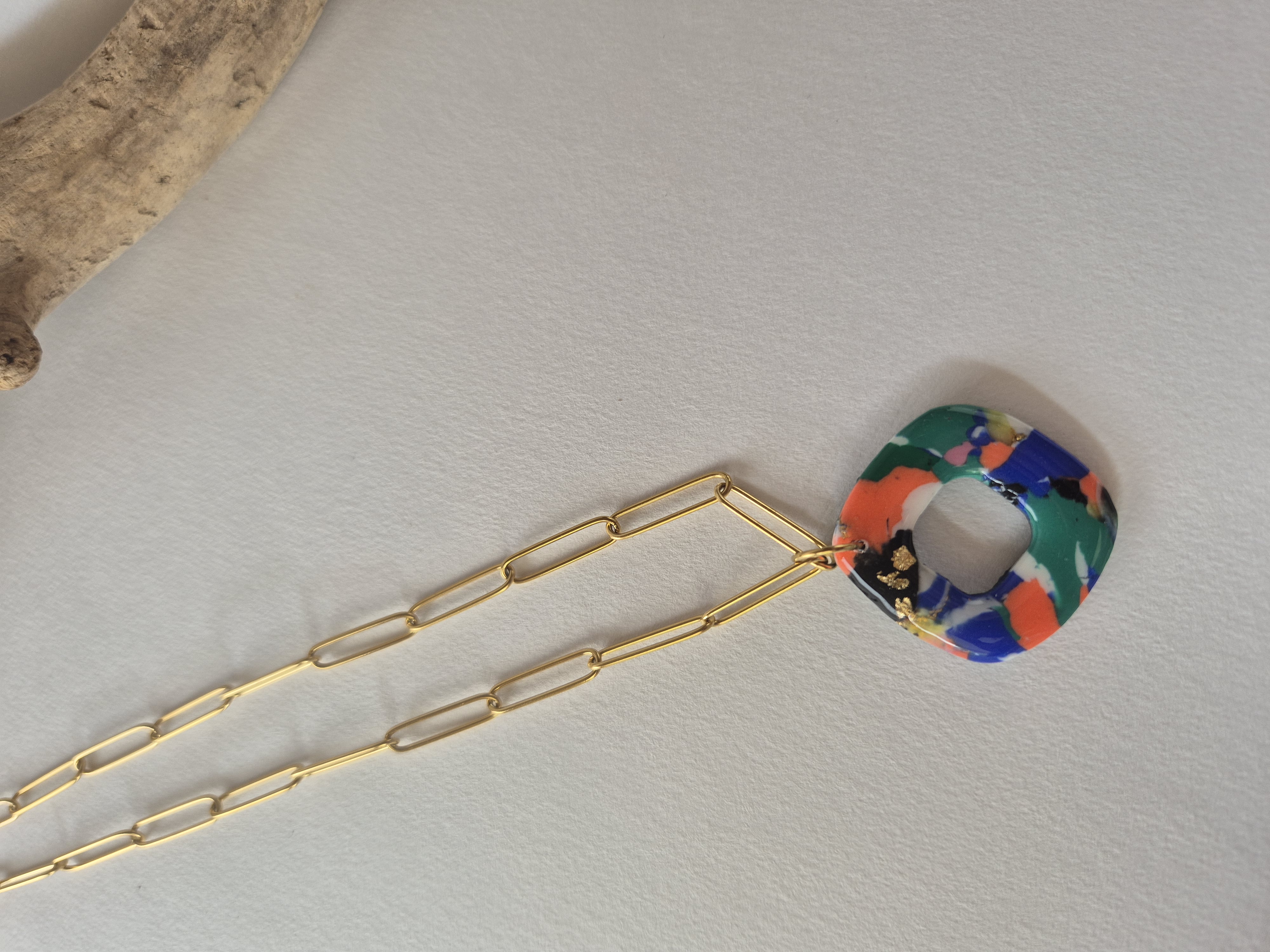 Collier pendentif multicolore