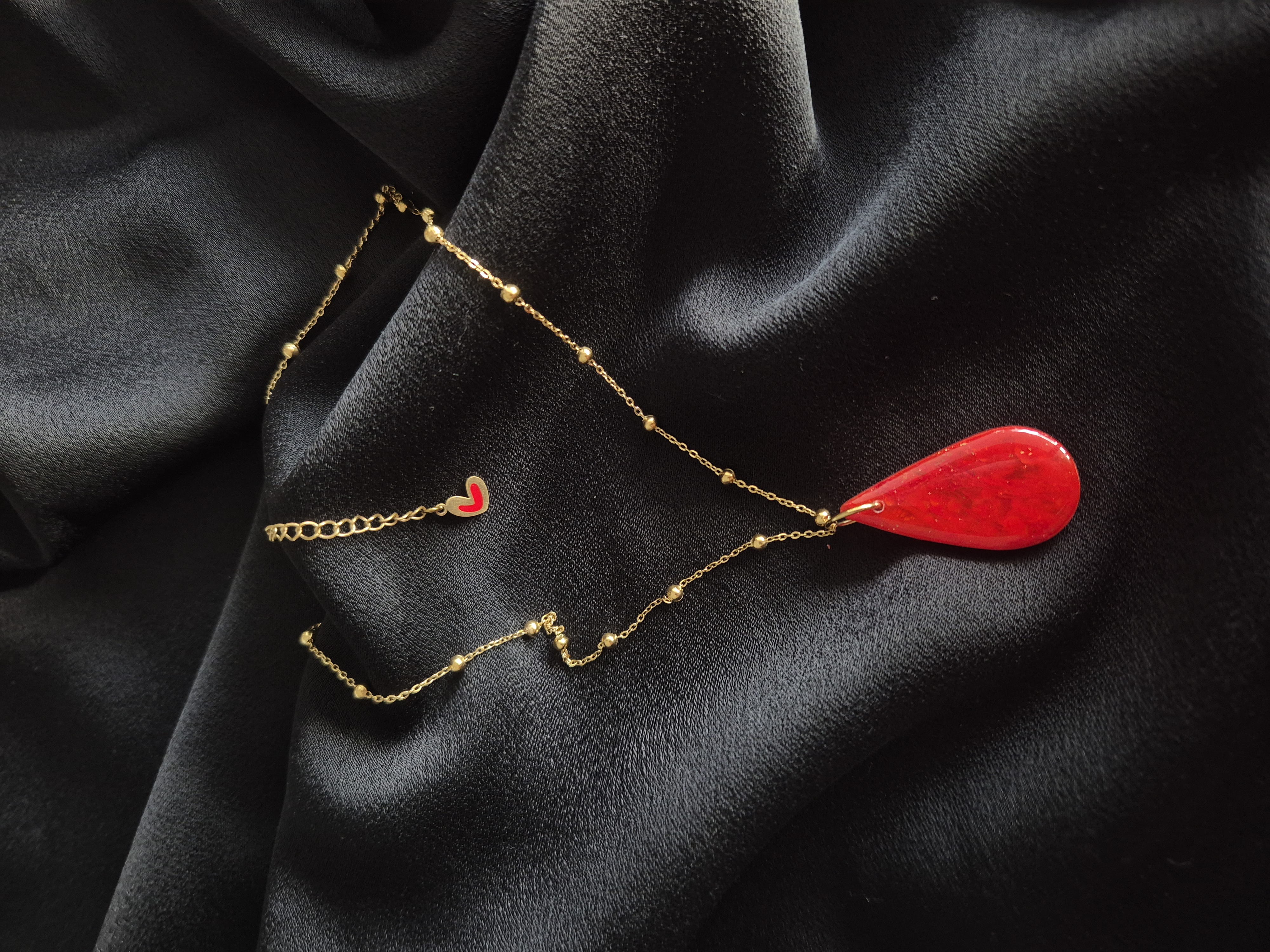 Collier avec pendentif rouge