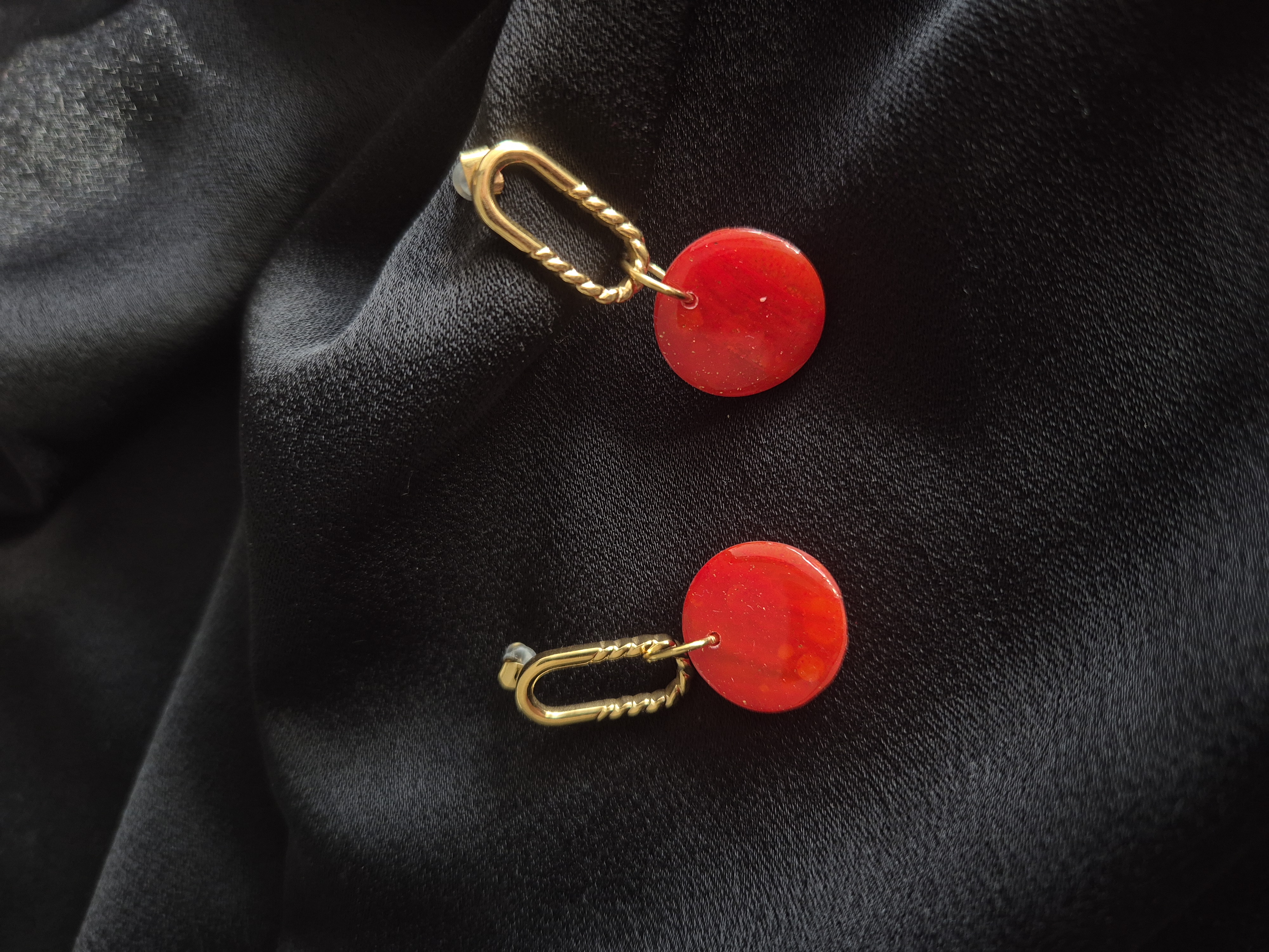 Boucles d'oreilles dorées avec pendentif rouge