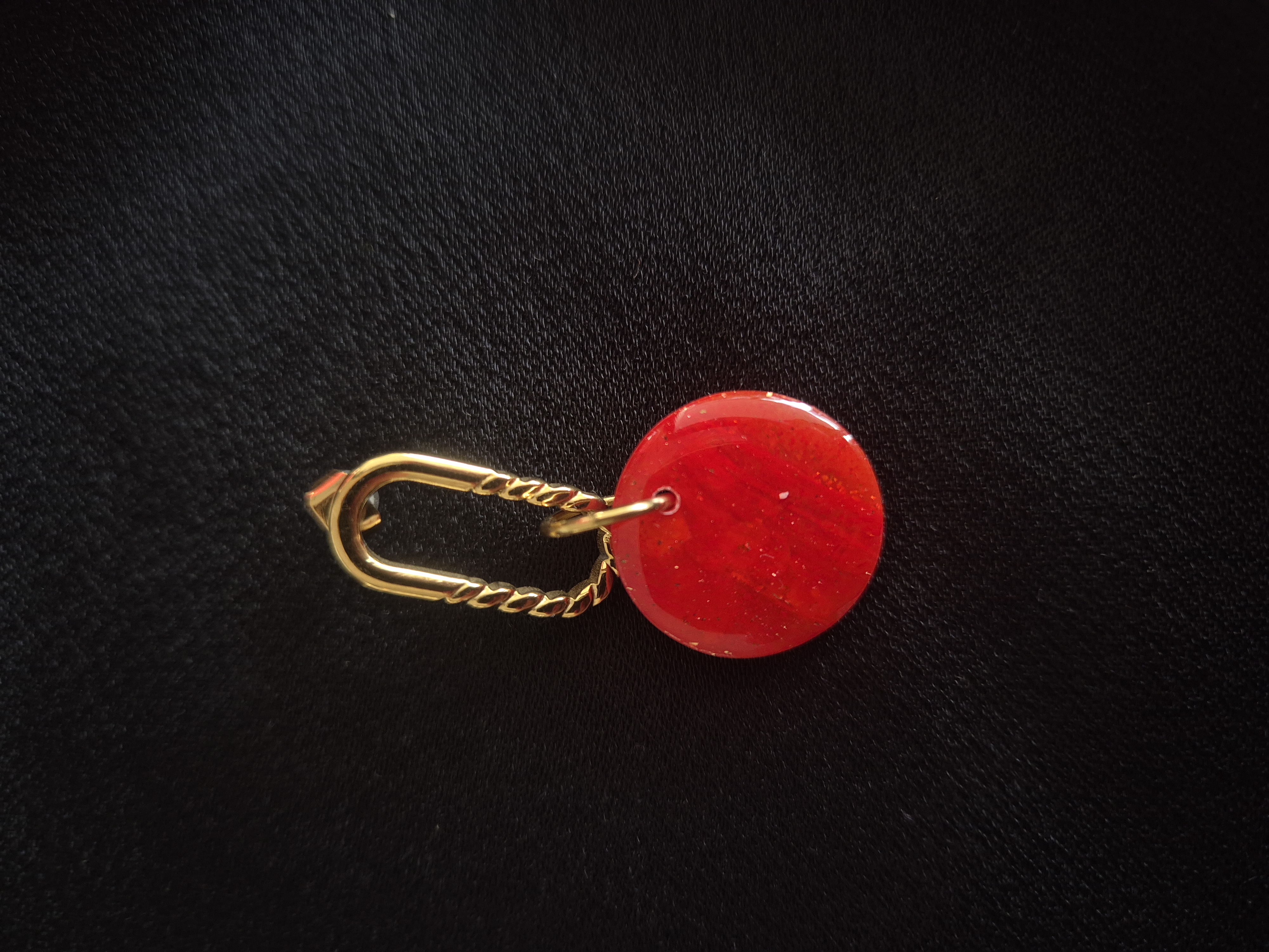 Boucles d'oreilles dorées avec pendentif rouge