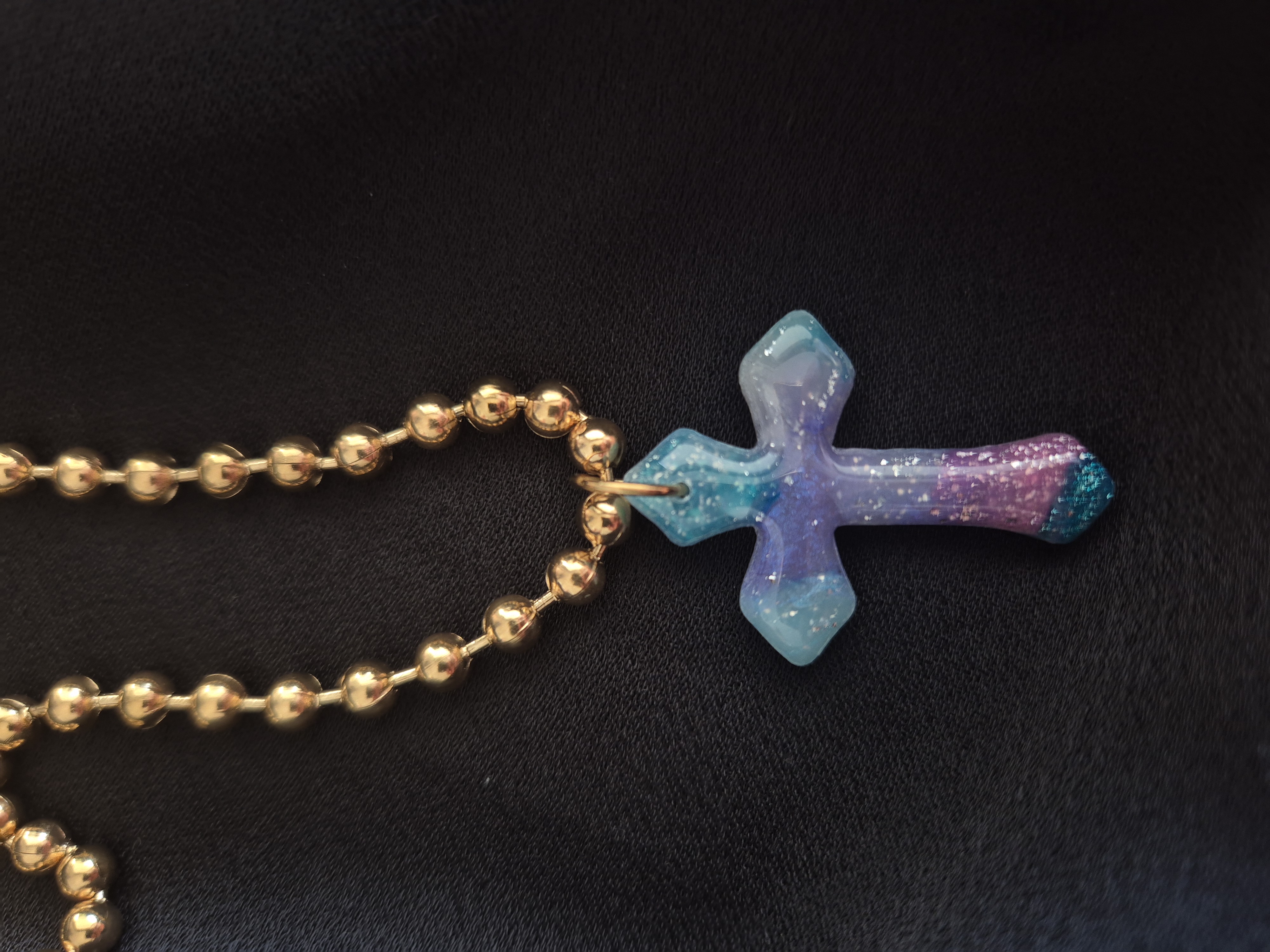 Collier avec pendentif croix 