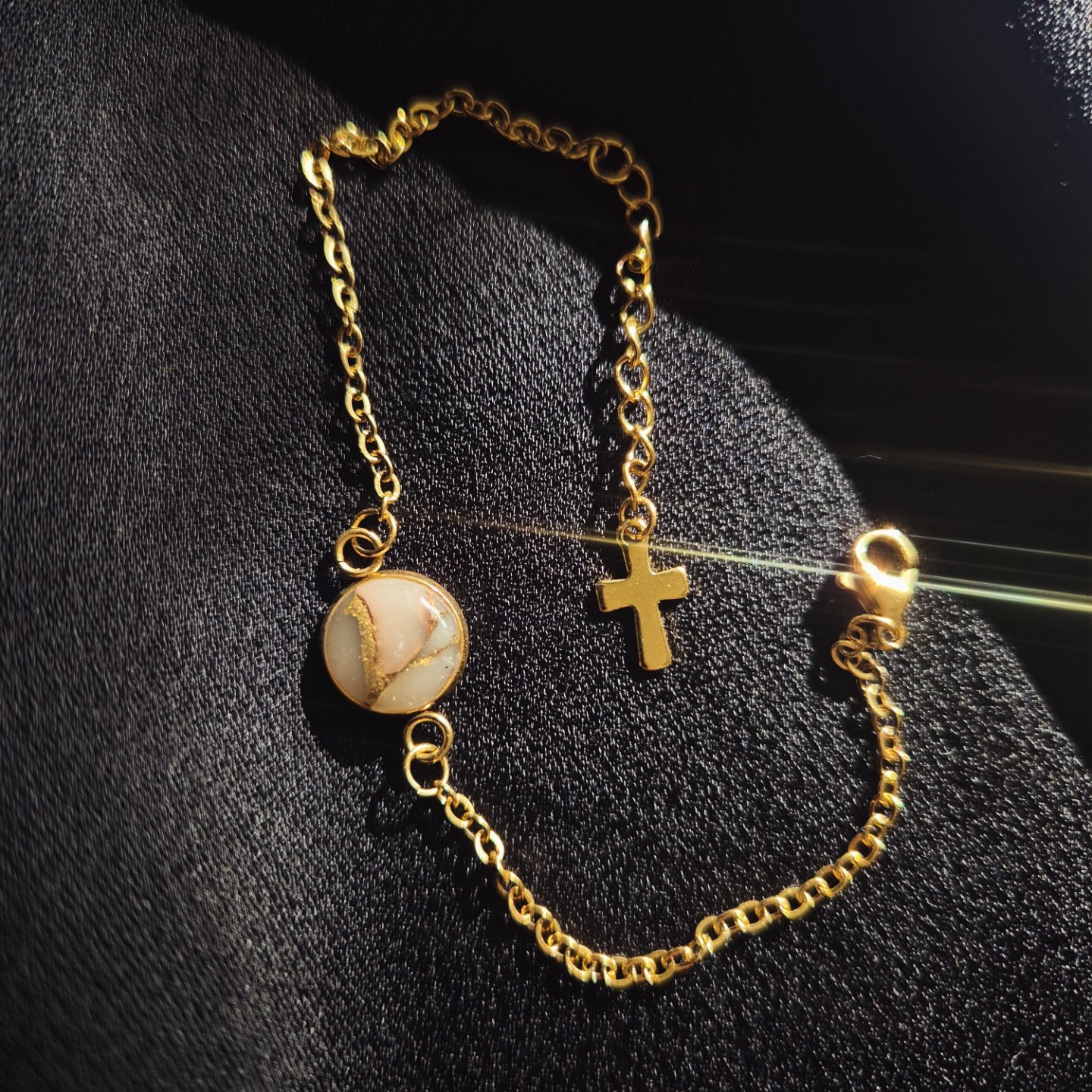 Bracelet doré avec pendentif croix