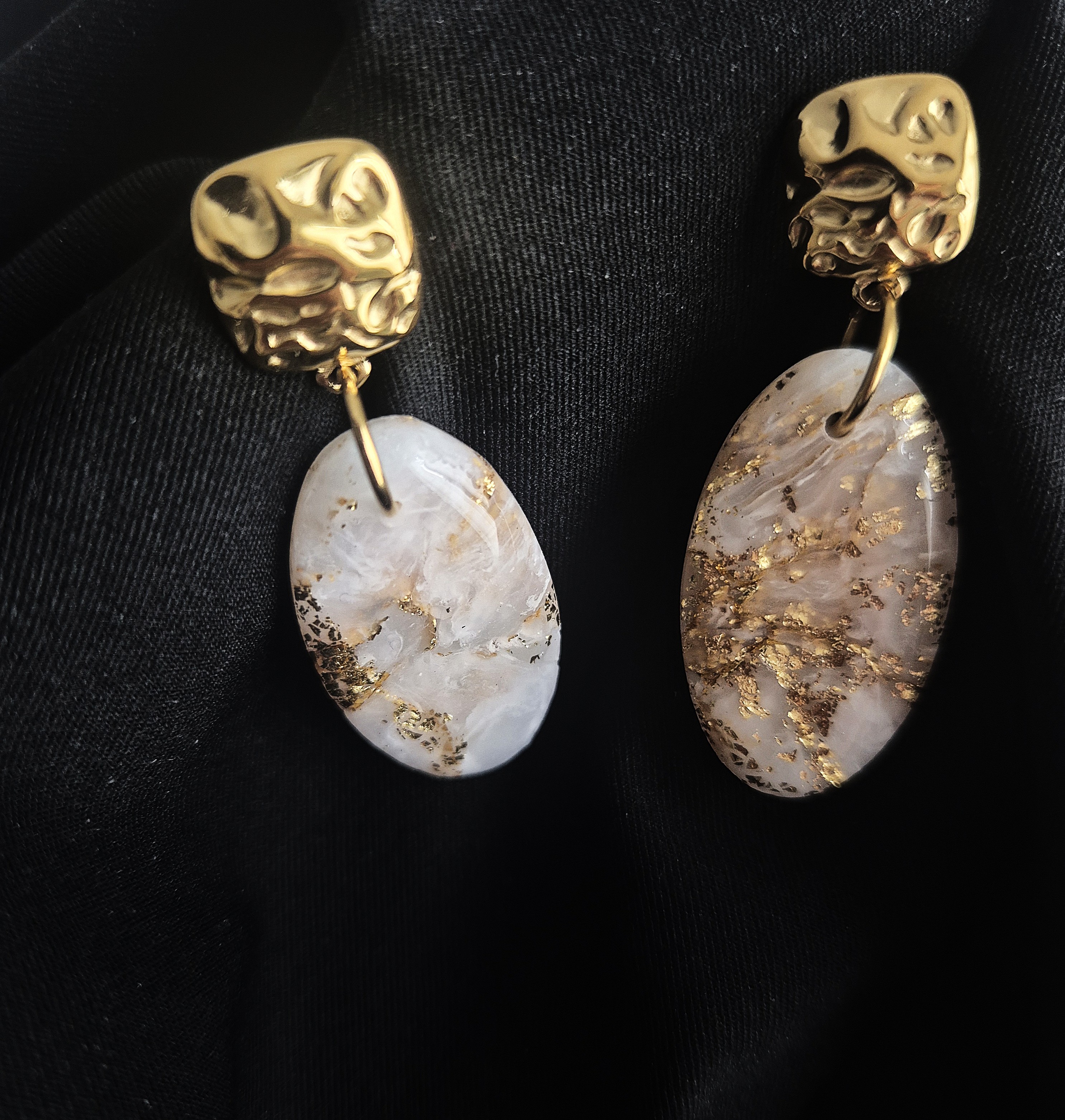 Boucles blanches et éclats dorés