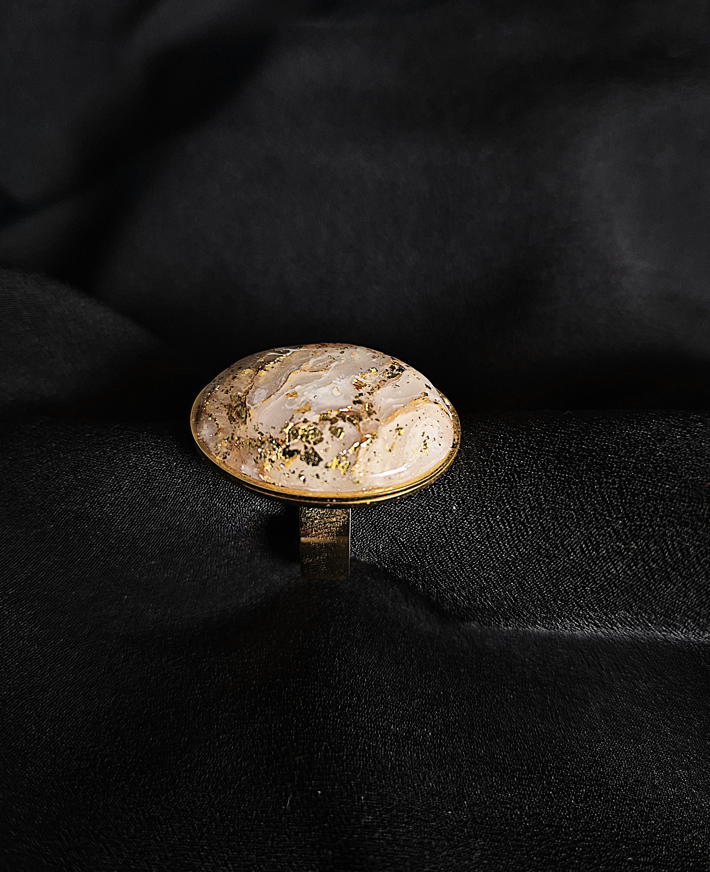 Bague blanche et éclats dorés