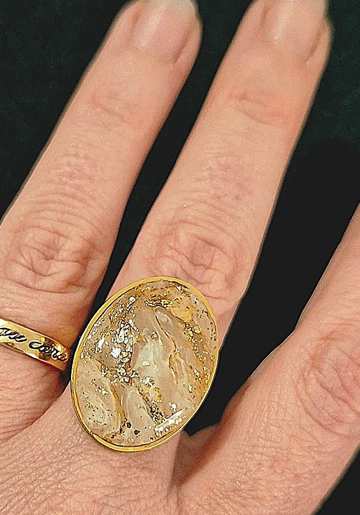 Bague blanche et éclats dorés