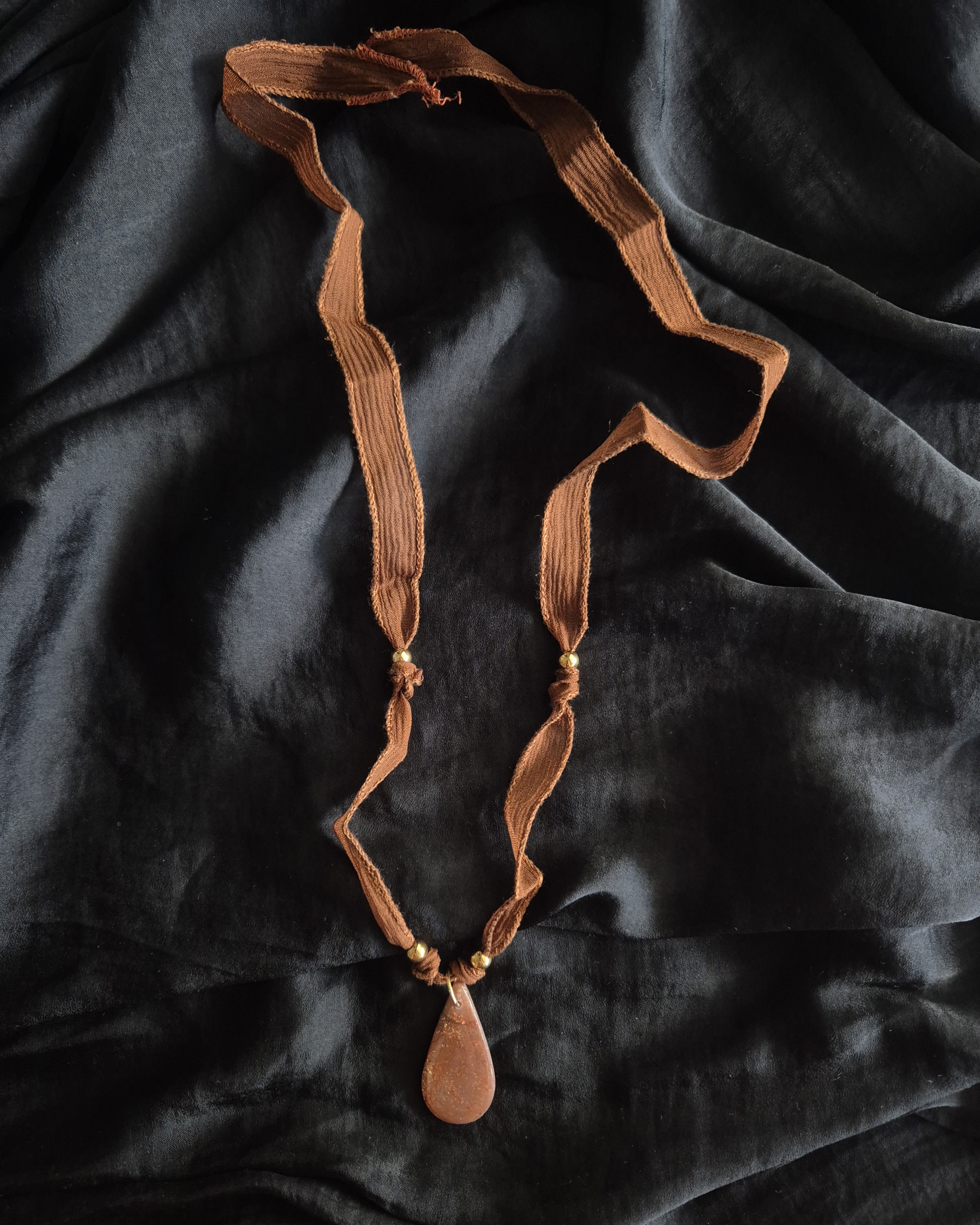 Collier en ruban de soie