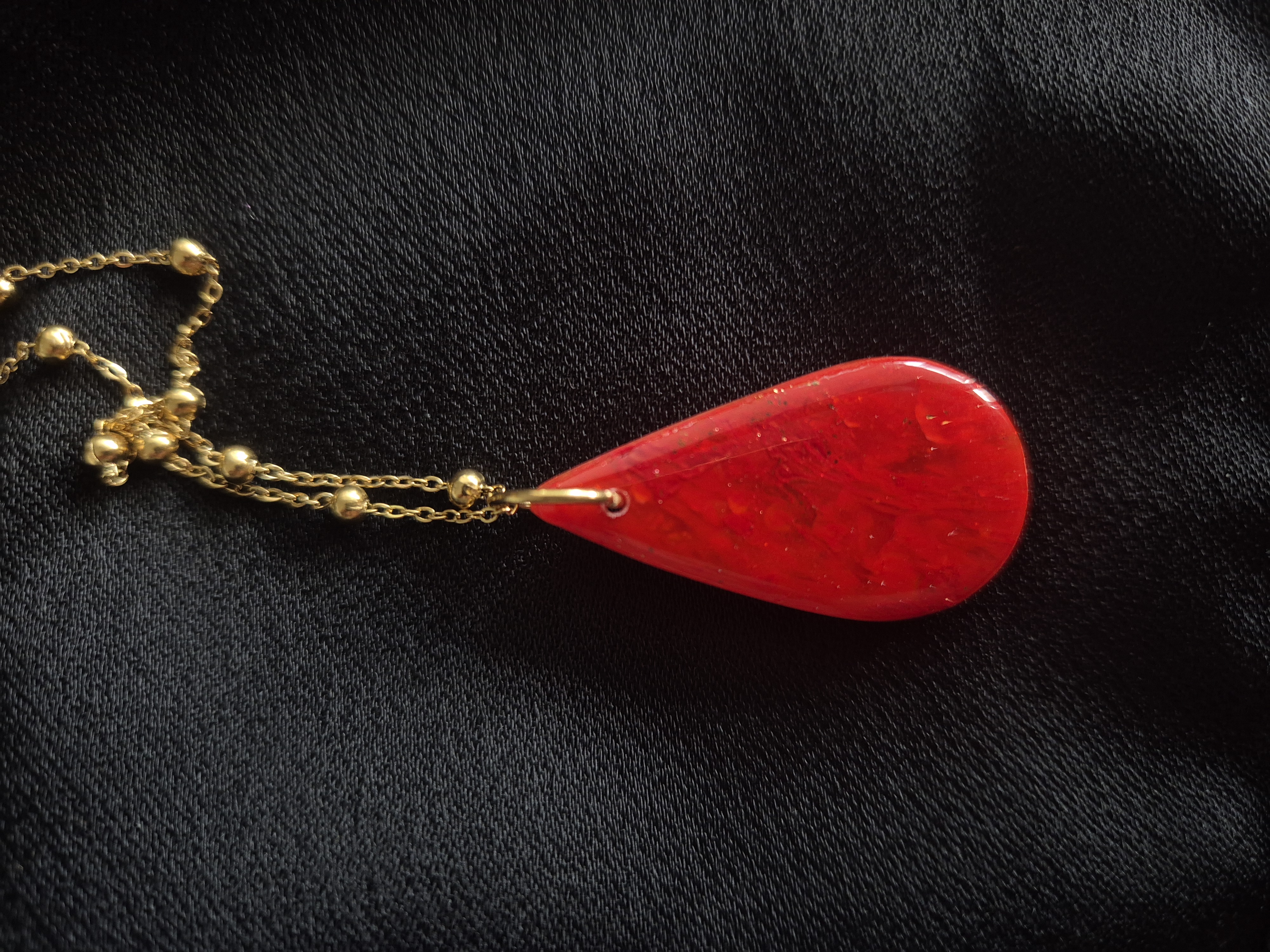 Collier avec pendentif rouge