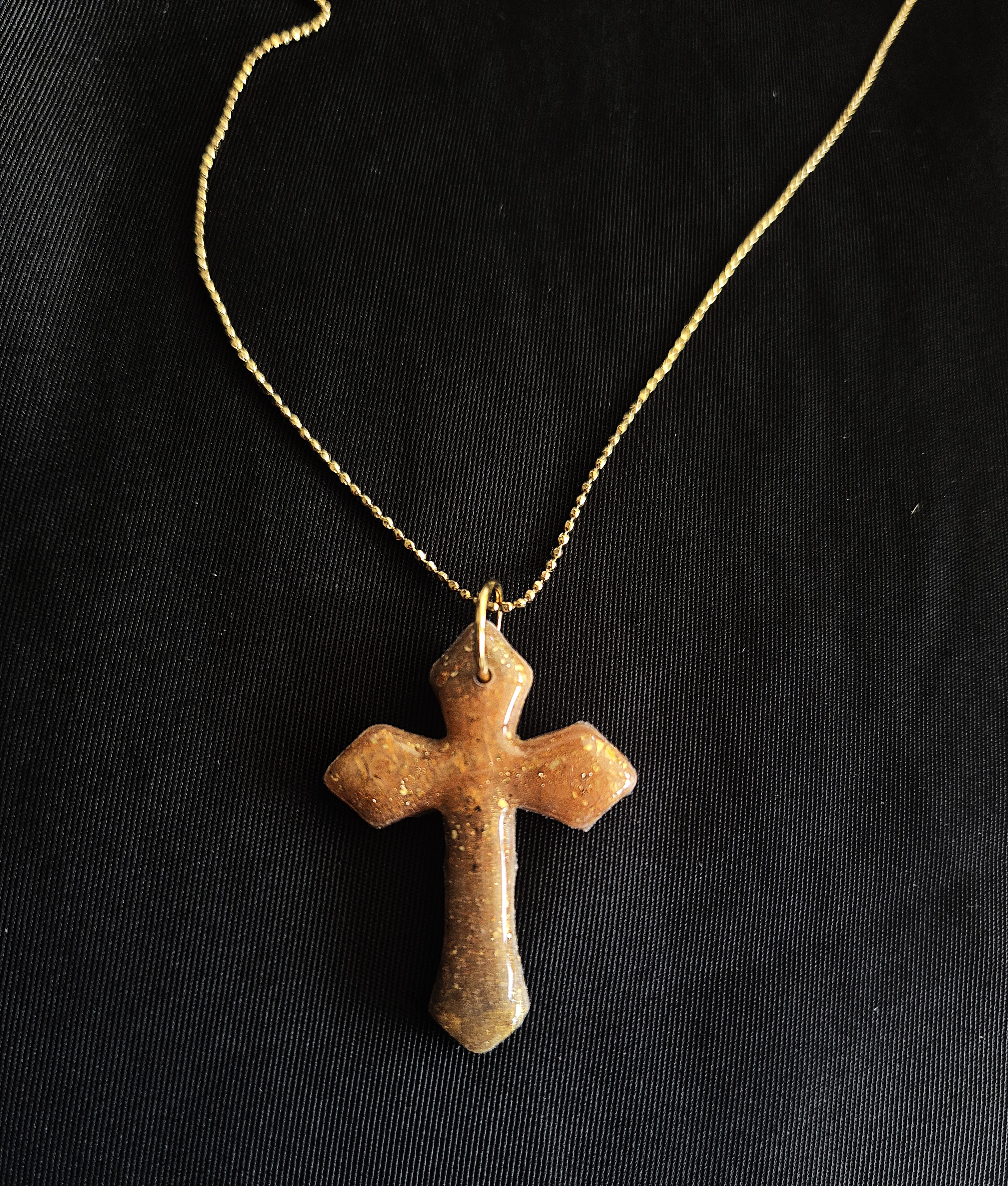 Collier doré avec pendentif croix