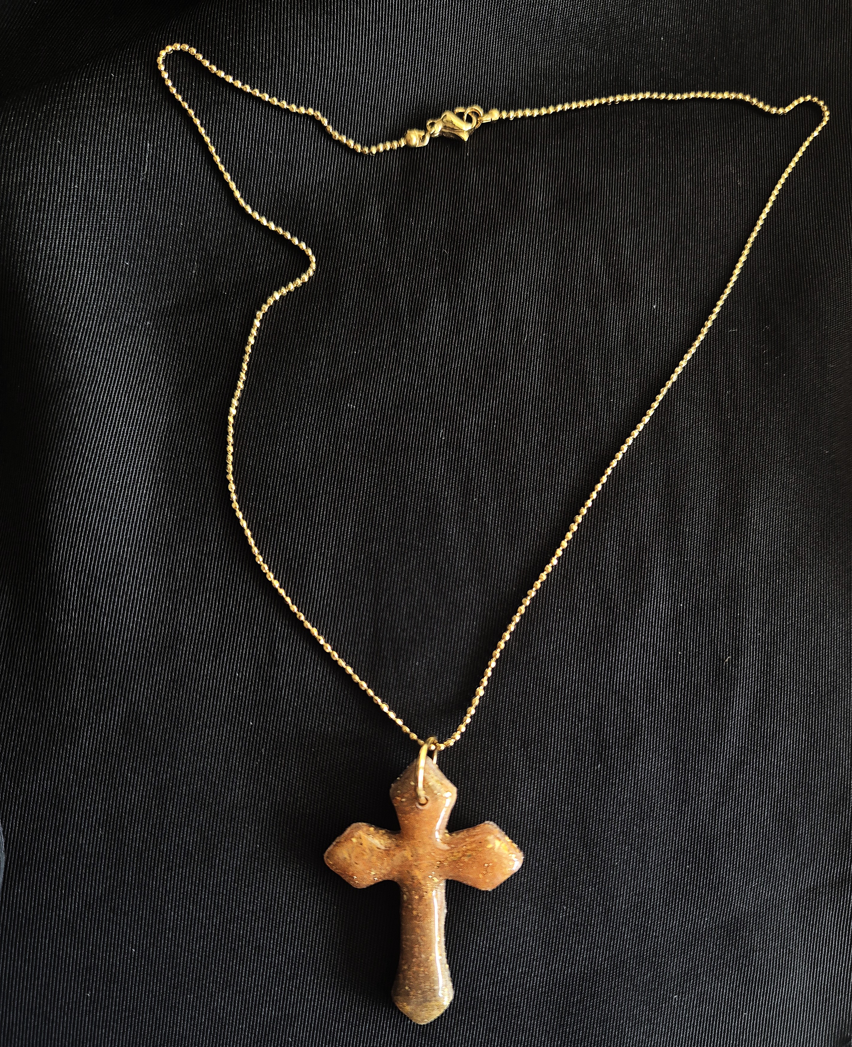 Collier doré avec pendentif croix