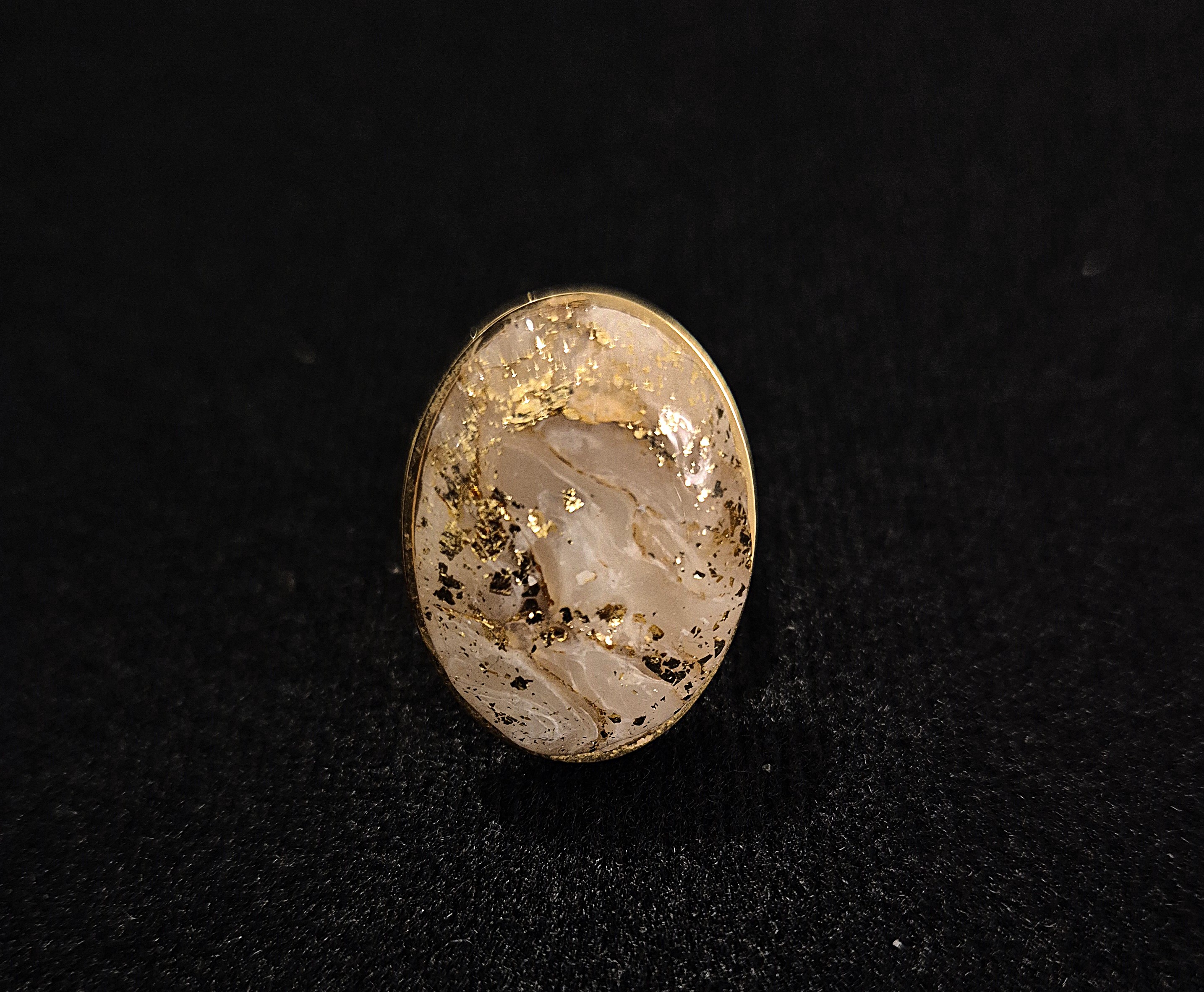 Bague blanche et éclats dorés