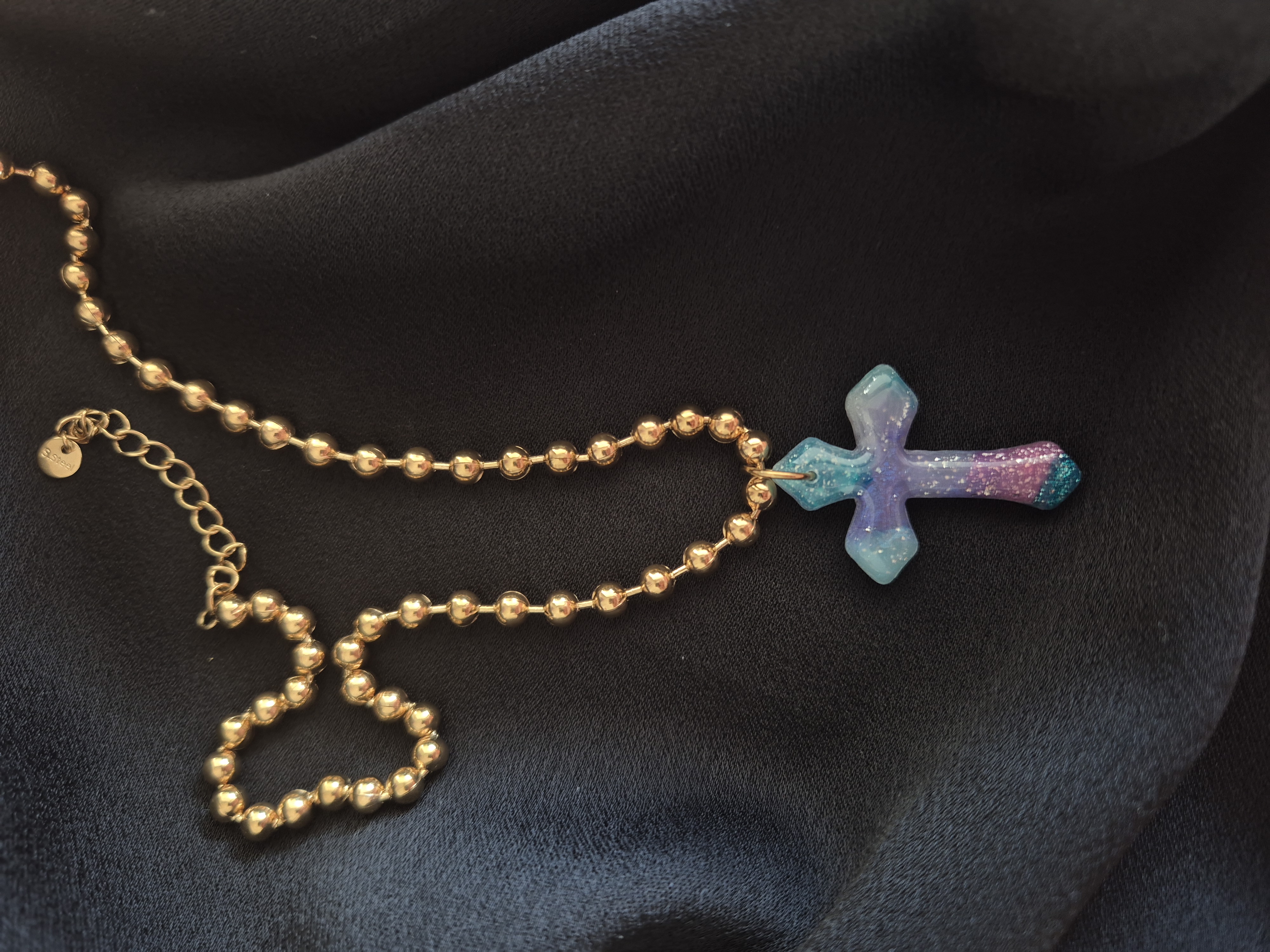 Collier avec pendentif croix 