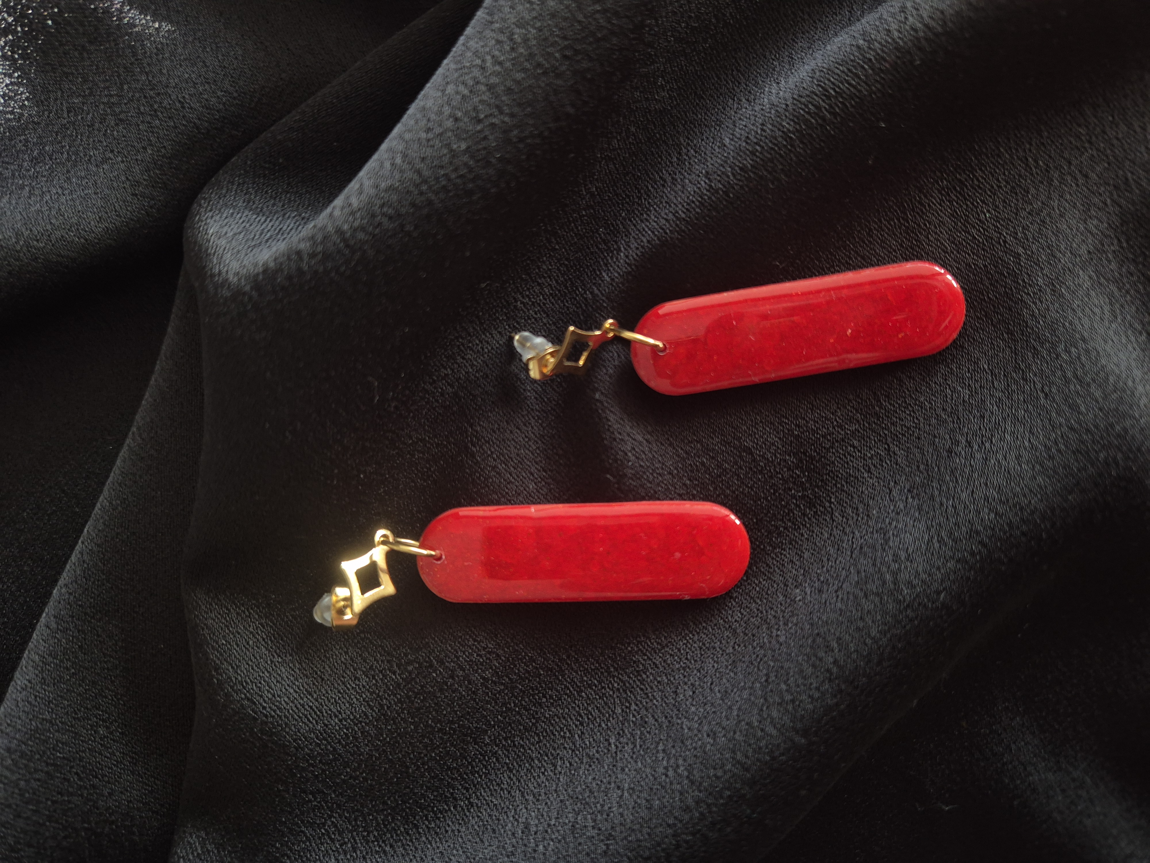 Boucles d’oreilles rouges élégantes