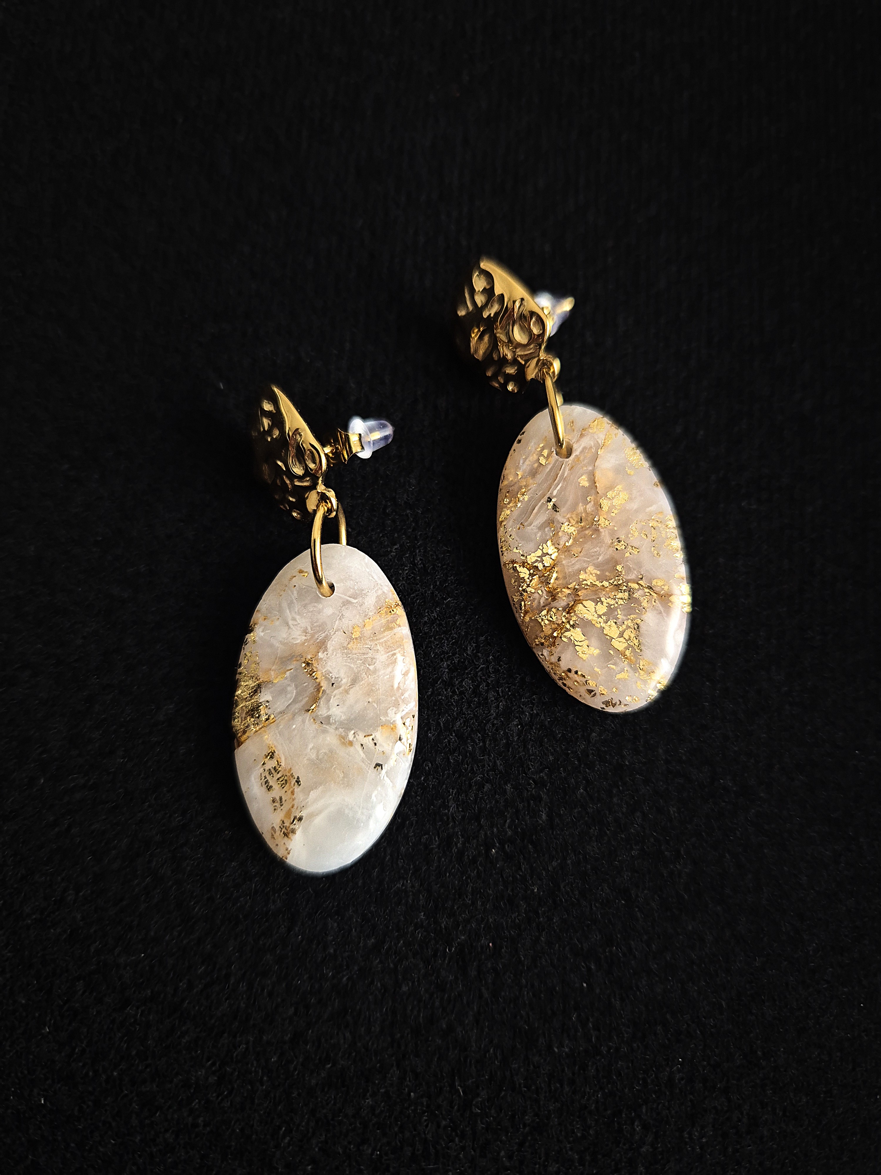 Boucles blanches et éclats dorés