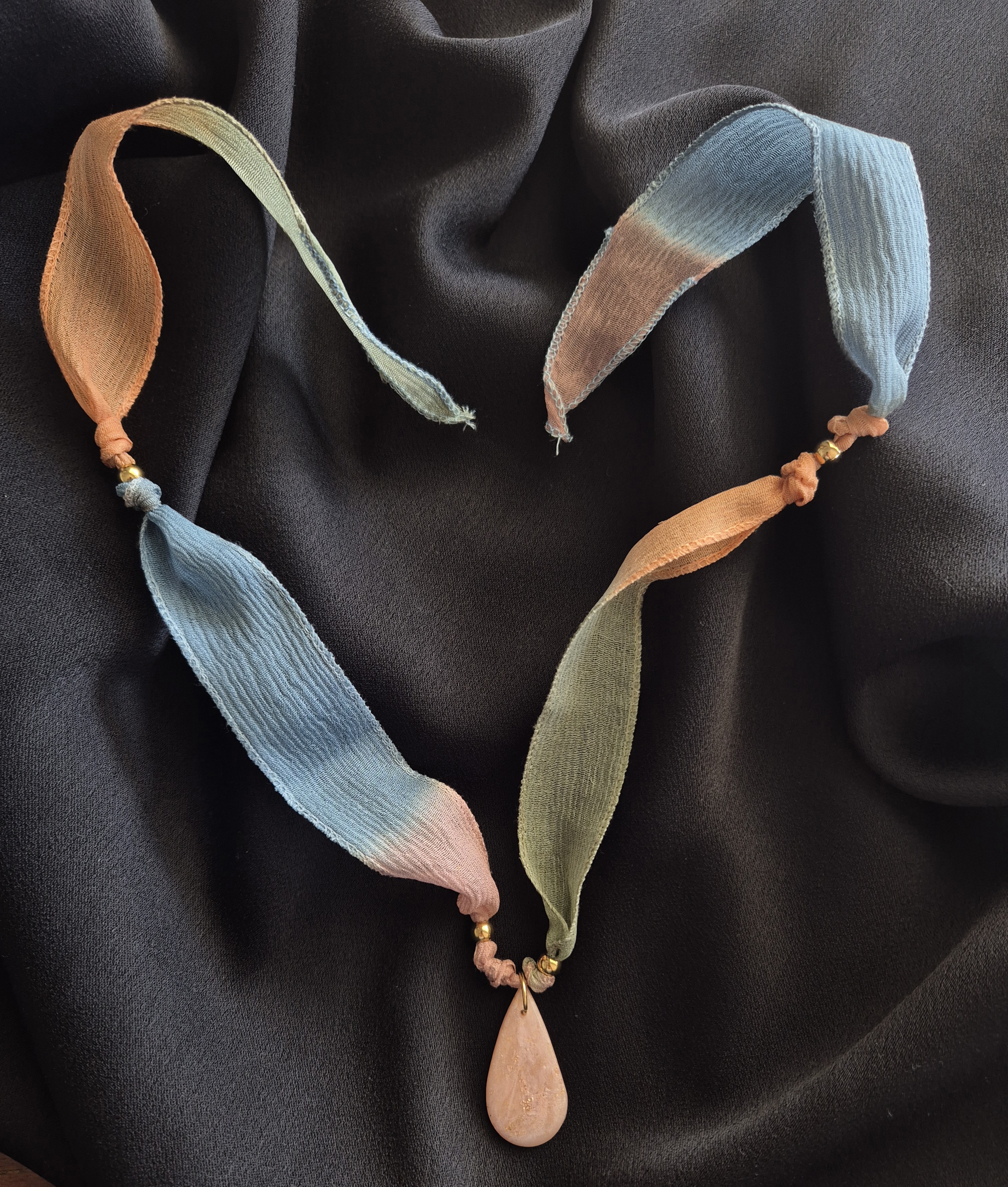 Collier ruban de soie