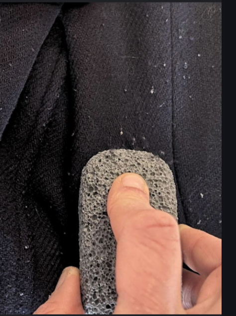 Pierre anti-bouloche et poil