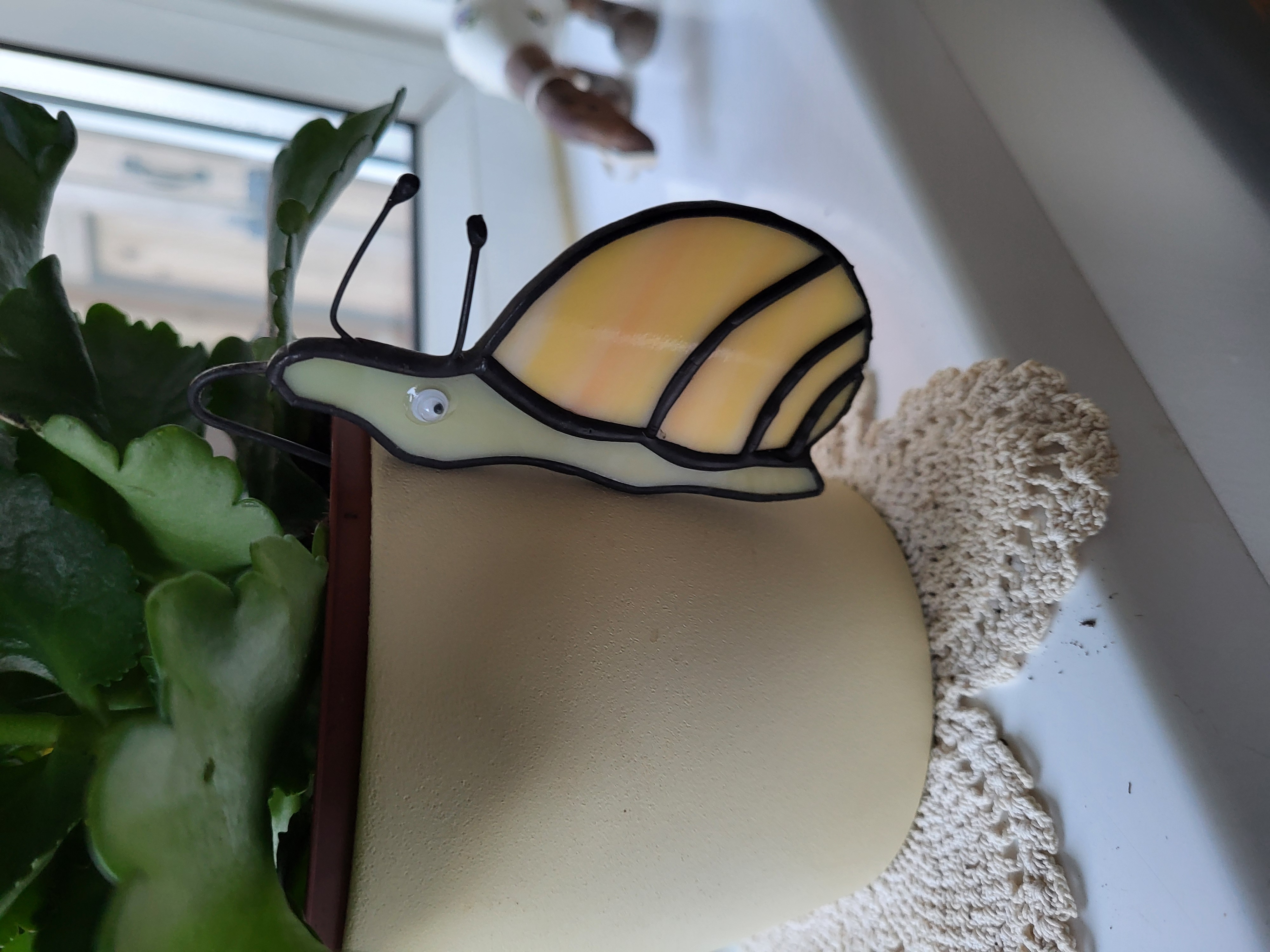 Snail plant pot hugger