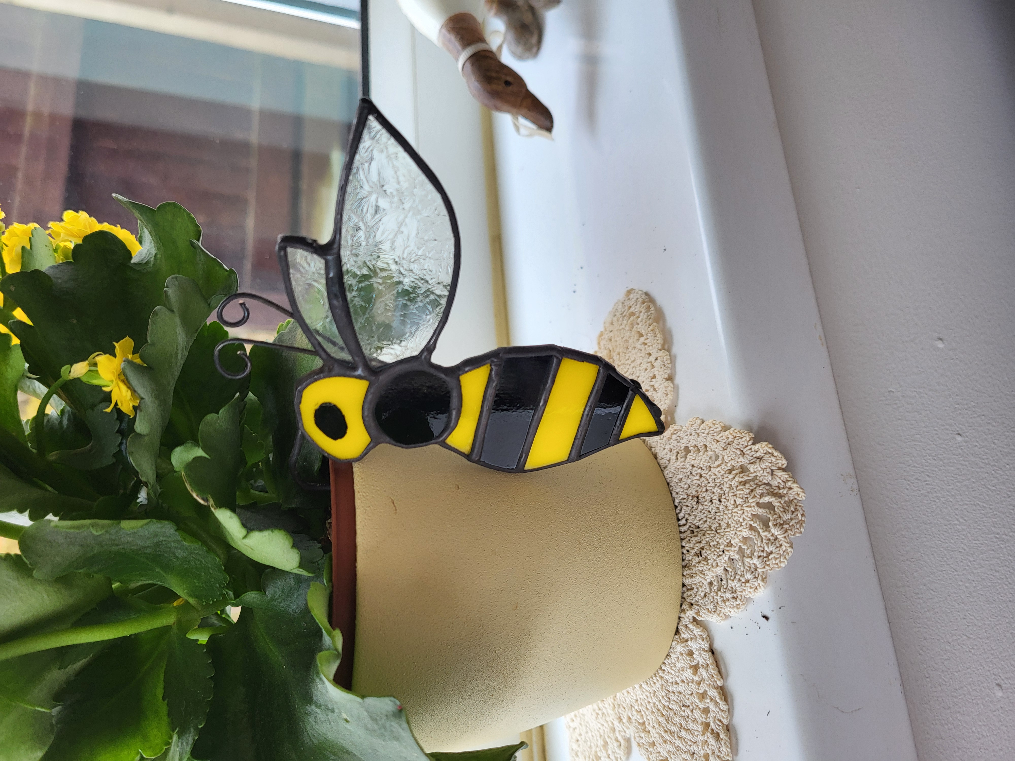 Bee plant pot hugger