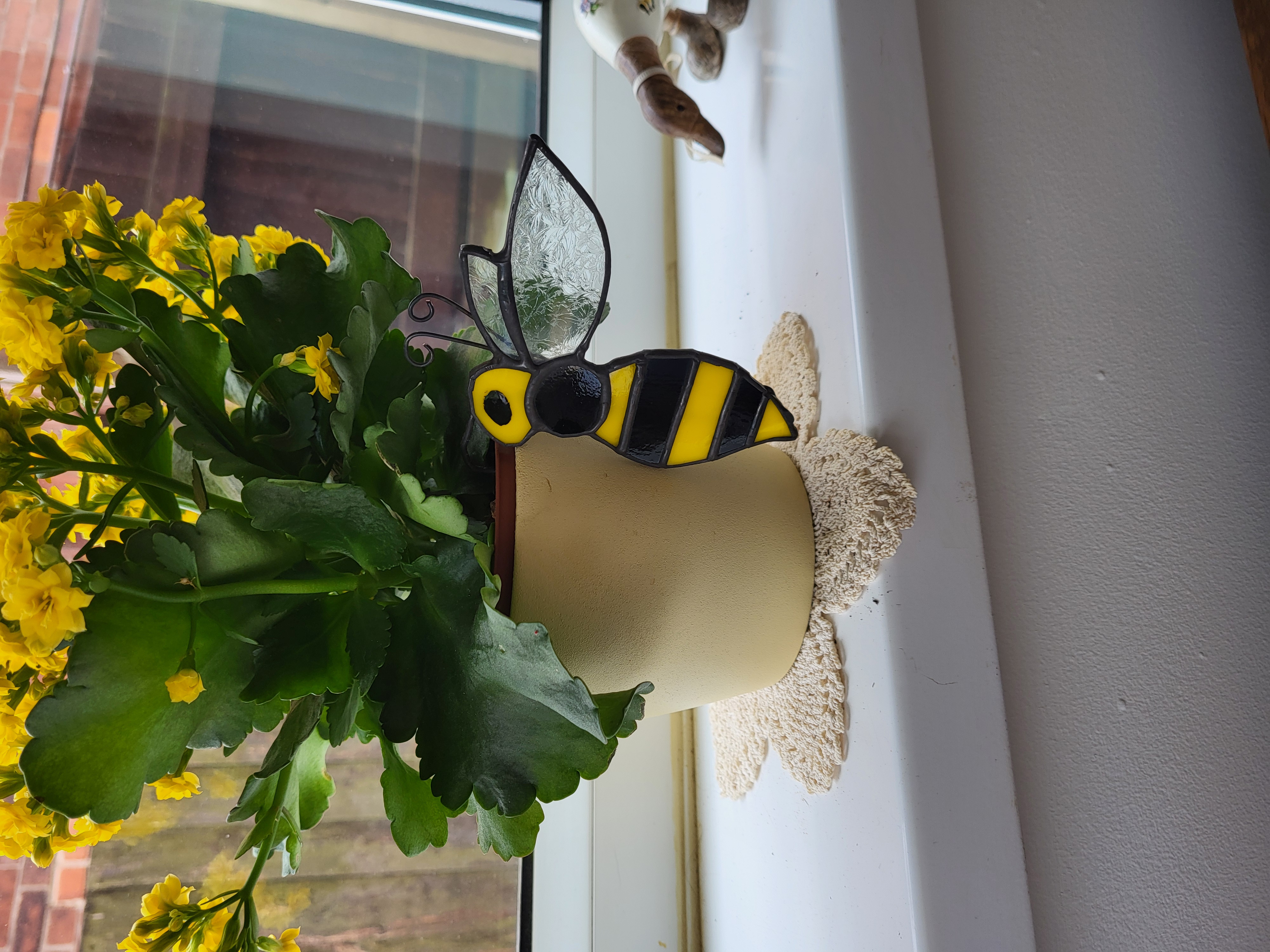 Bee plant pot hugger