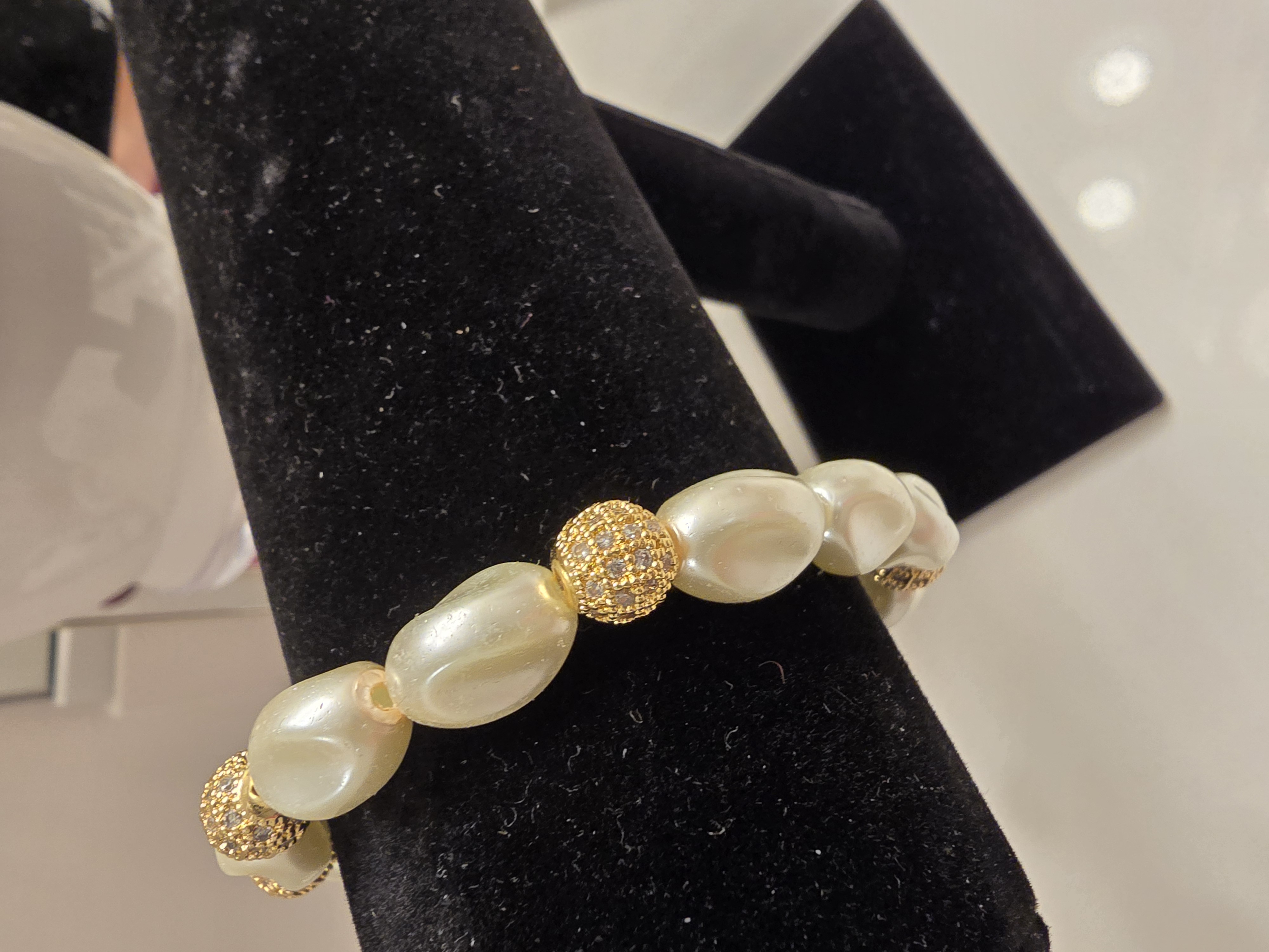 Elegant Pearl and Gold Bead Bracelet