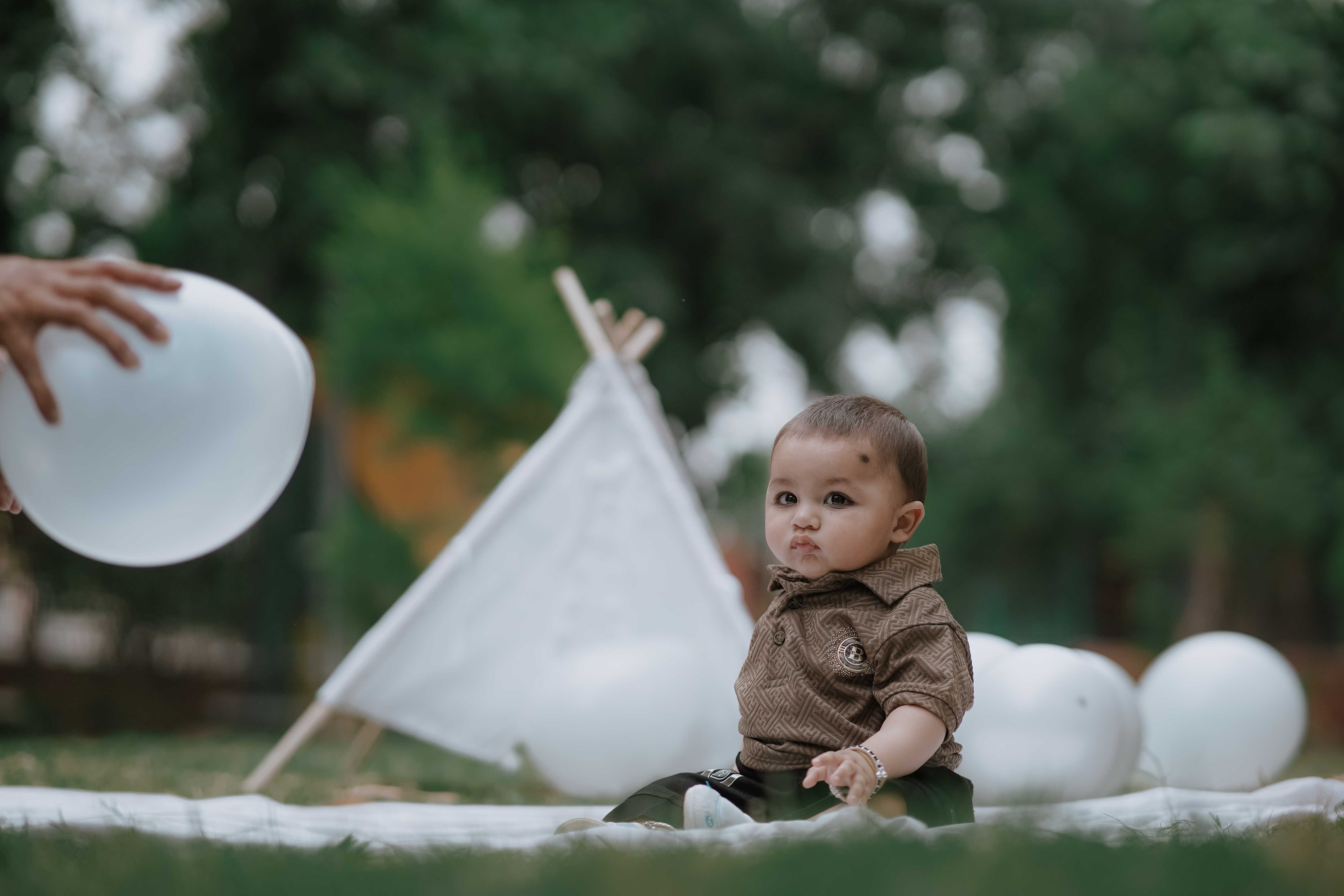 WHITE TENT THEME WITH WHITE BALLON