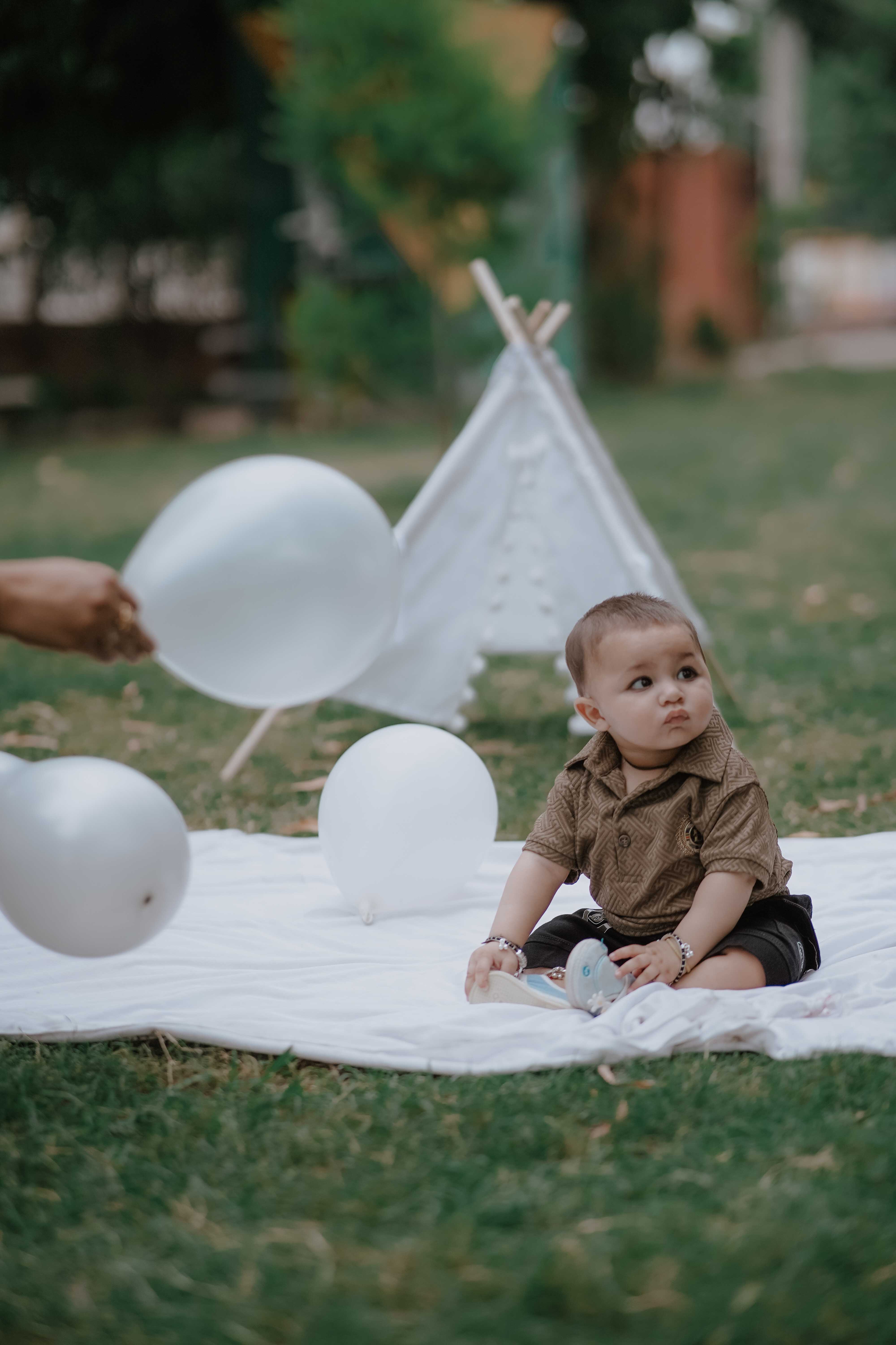 WHITE TENT THEME WITH WHITE BALLON