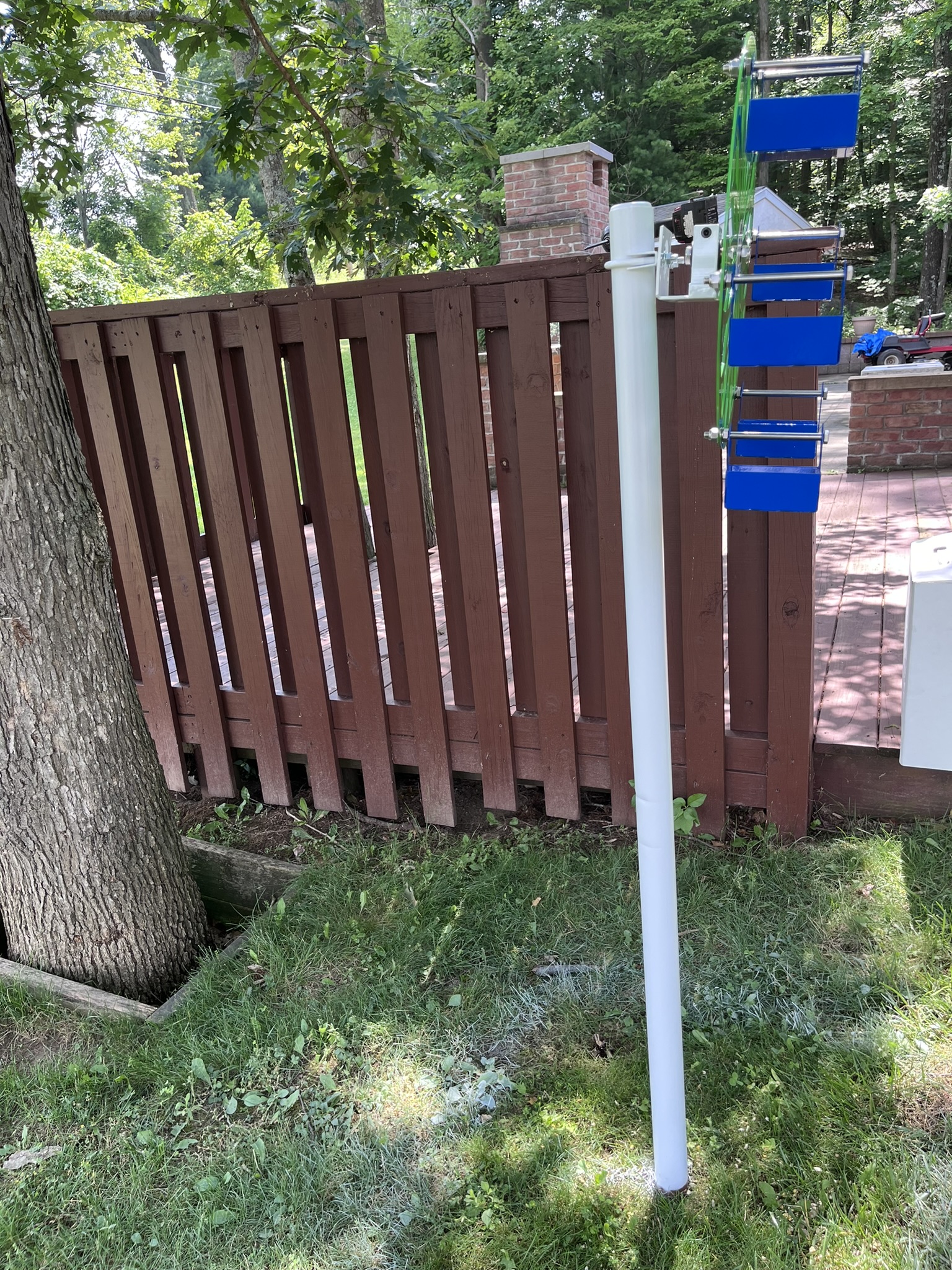 White Post & Clamp for Mounting Feeder