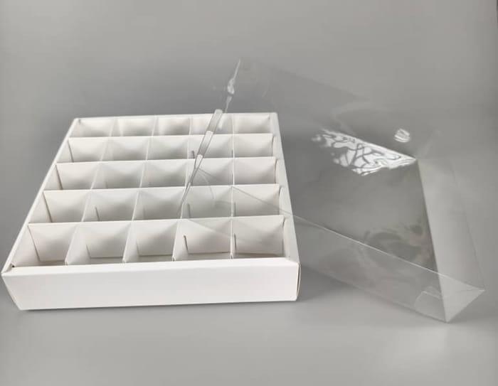 Dėžutė balta25x25x5cm skaidriu dangteliu 25 saldainiams  (5vnt)