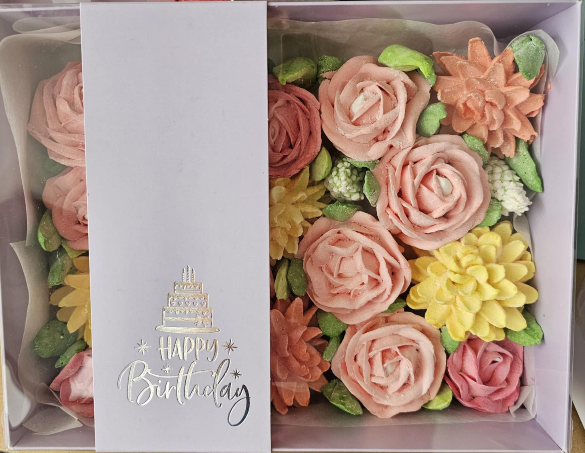 Dėžutė Alyvinė spalva25x19,5x7cm  skaidriu dangteliu kuris turi laikiklį su užrašu Happy Birthday  
