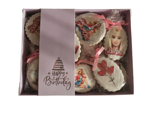 Dėžutė Alyvinė spalva25x19,5x7cm  skaidriu dangteliu kuris turi laikiklį su užrašu Happy Birthday  