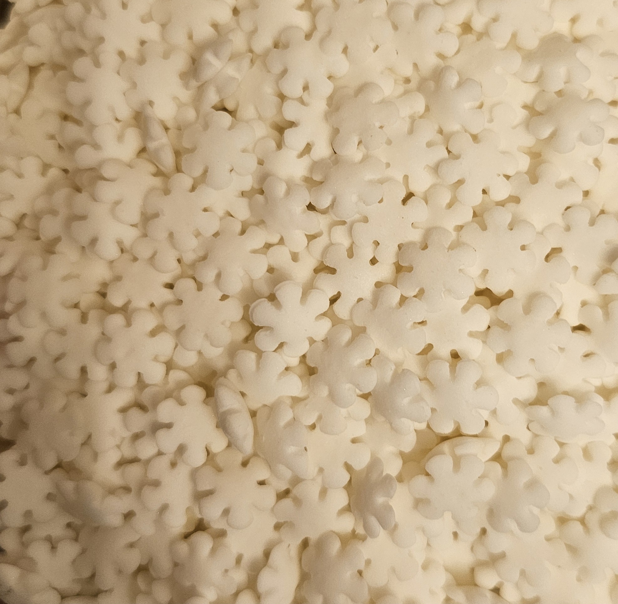 Pabarstukai balta Snaigė