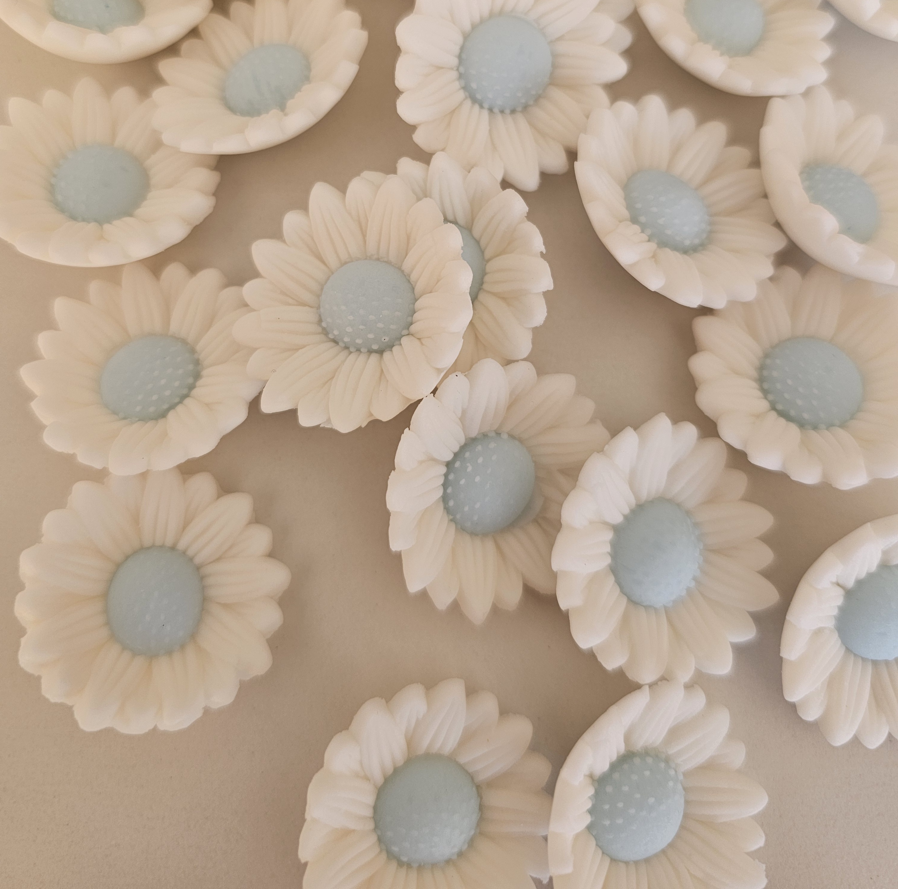 Gėlė Ramunėlė balta/mėlyna cukrinė masė Rose