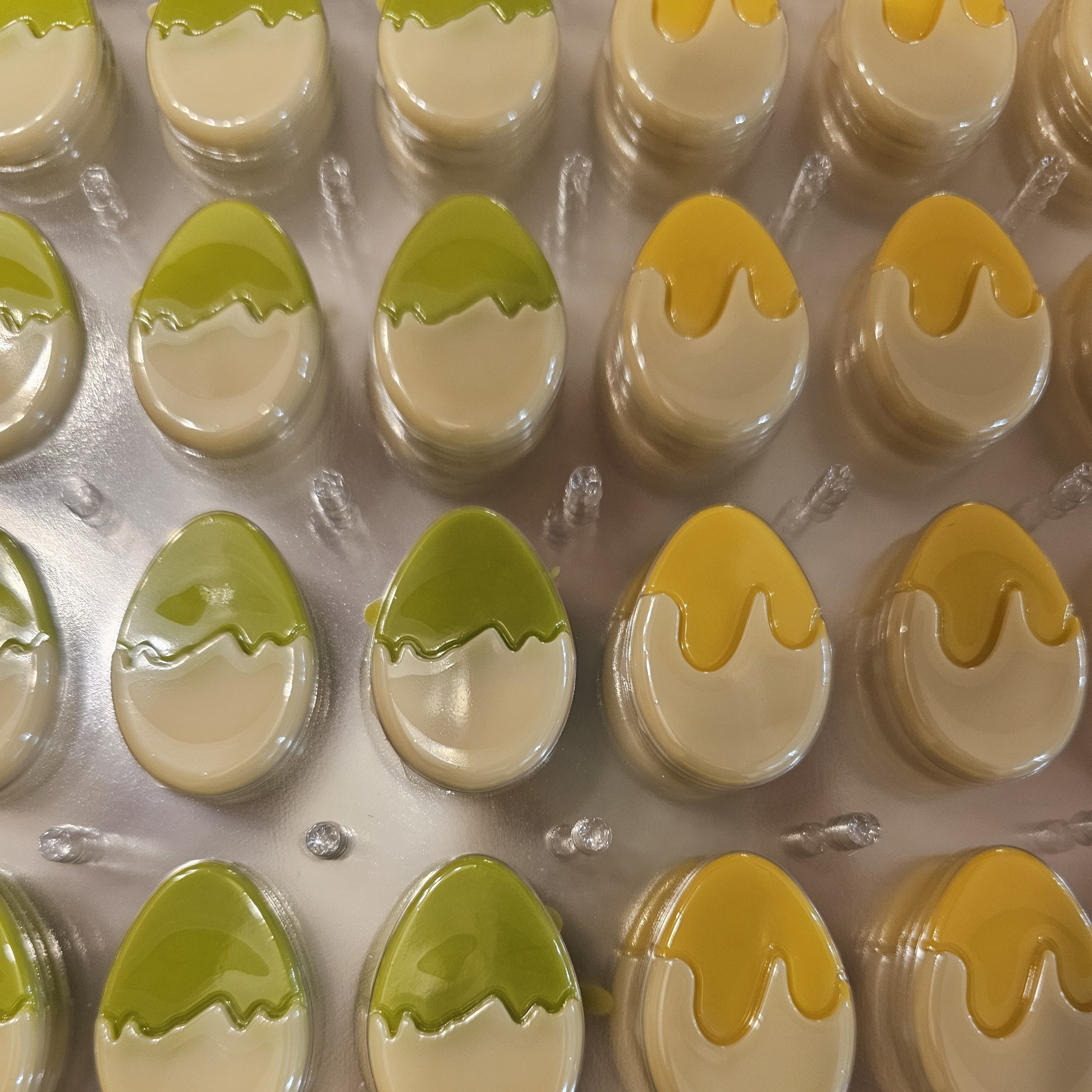 Šokoladinis Velykinis kiaušinis žalia/geltona spalva 3x4cm  Sempre 